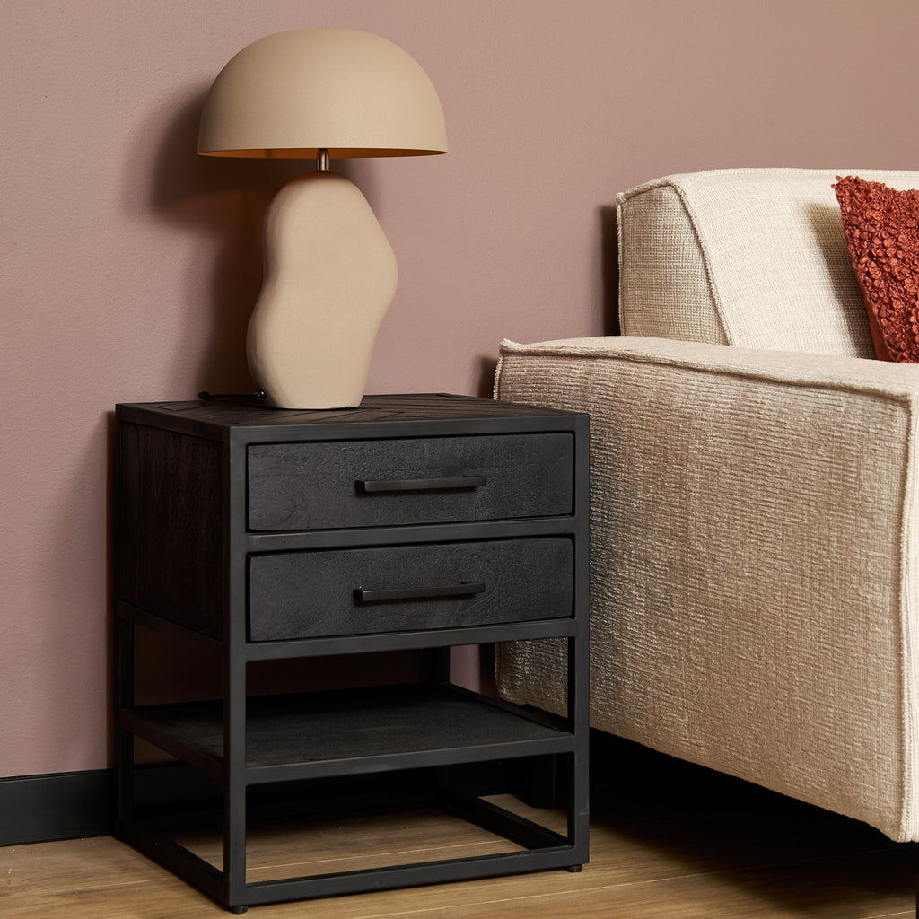 Nachttisch Sydney Schwarz – Beistelltisch aus Mangoholz & Metall mit 2 Schubladen, Fischgrät-Muster & Ablage, 45×40×53 cm