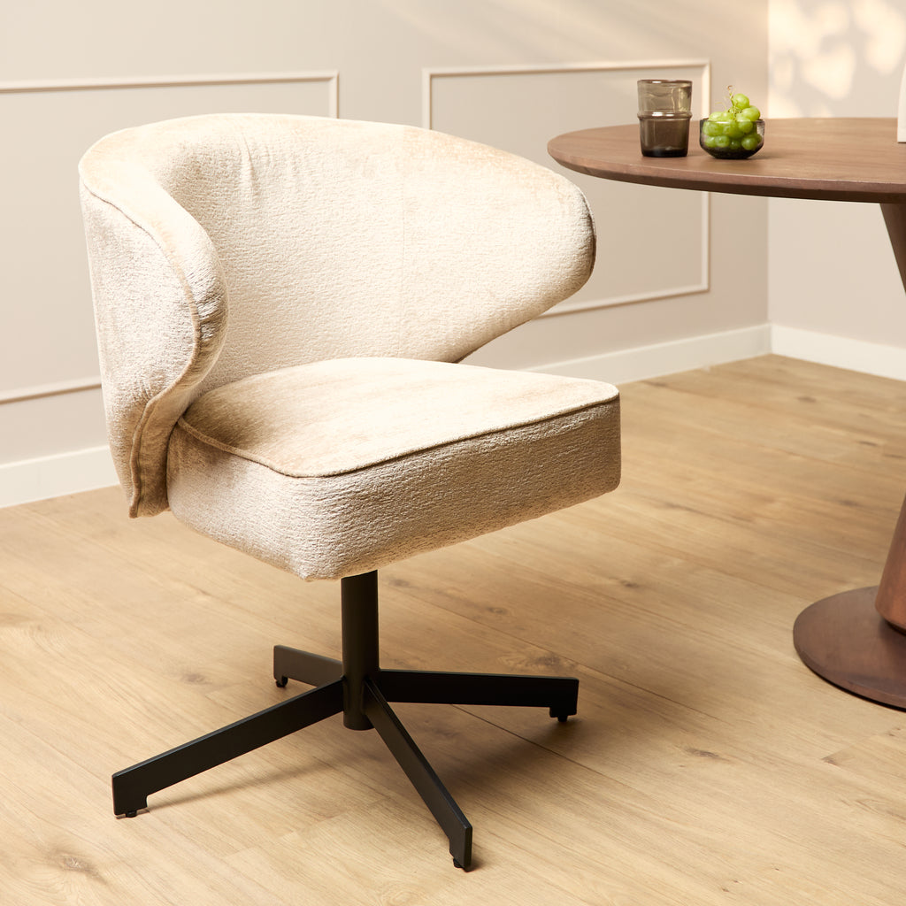 Esszimmerstuhl Persie Beige – Drehstuhl mit Armlehnen aus Loris-Stoff & schwarzem Metallgestell, 68×62×83 cm