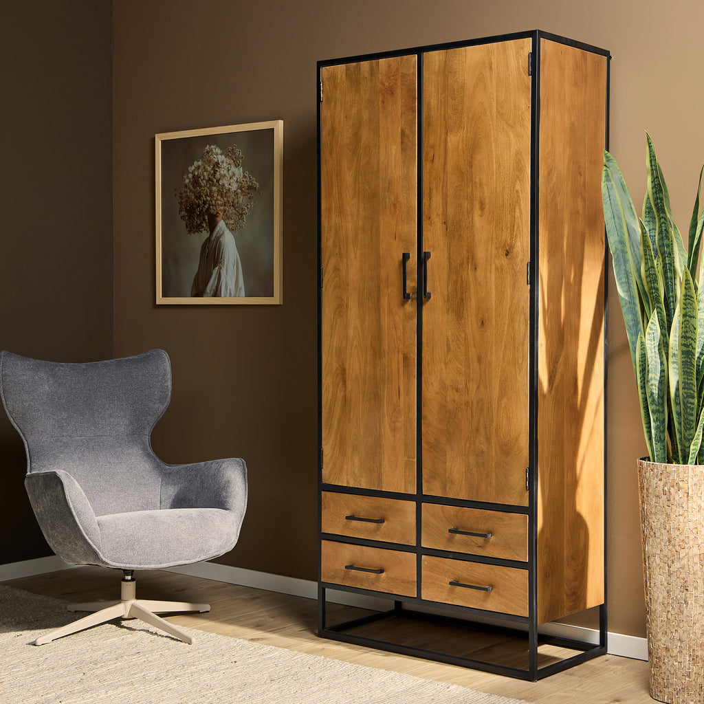 Delta Natur Schrank – Massivholz Mangoholz & Metall Schwarz, 90 x 45 x 200 cm, mit 2 Türen, 4 Schubladen & 3 Regalen