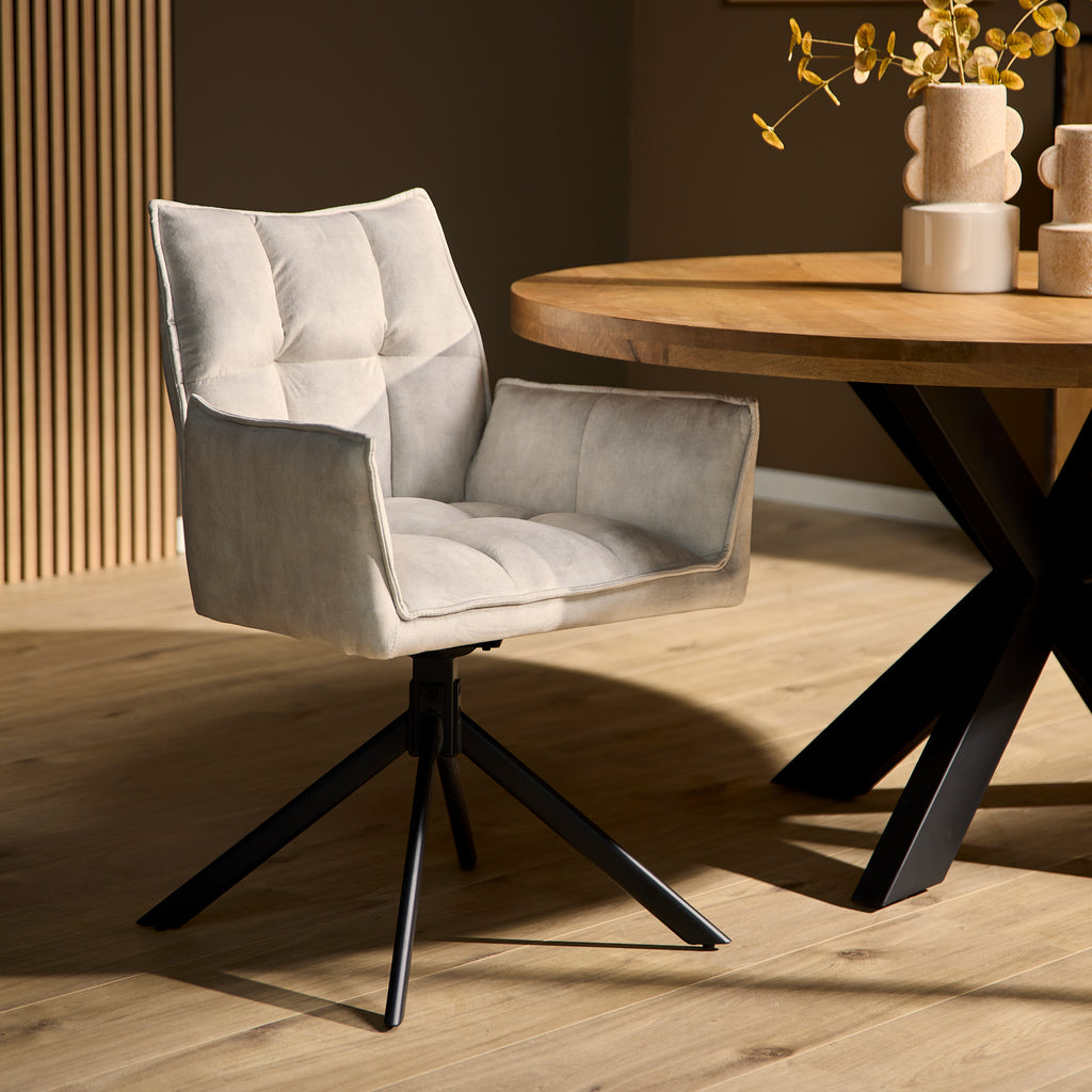 Esszimmerstuhl Daira Velvet Champagner – Drehstuhl 65×56×85 cm mit Armlehnen, Memory-Rückkehr & schwarzem Metallbein
