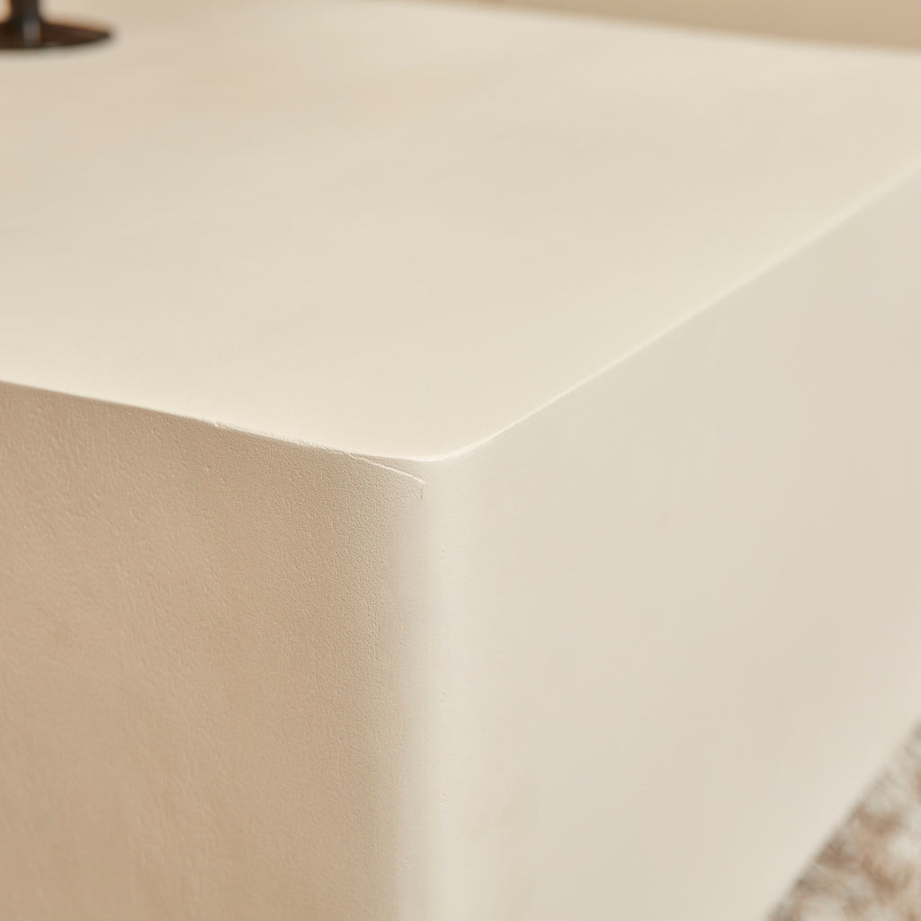 Couchtisch Saya 50x50x45 cm – quadratischer Wohnzimmertisch aus Mangoholz in Sandfarben mit modernem Block-Design