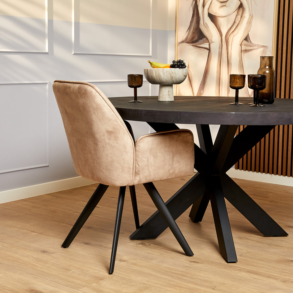 Esszimmerstuhl Oli Beige – Samt & schwarzes Metall, 60×65×89 cm, moderner Stuhl mit Armlehne für stilvolle Essbereiche
