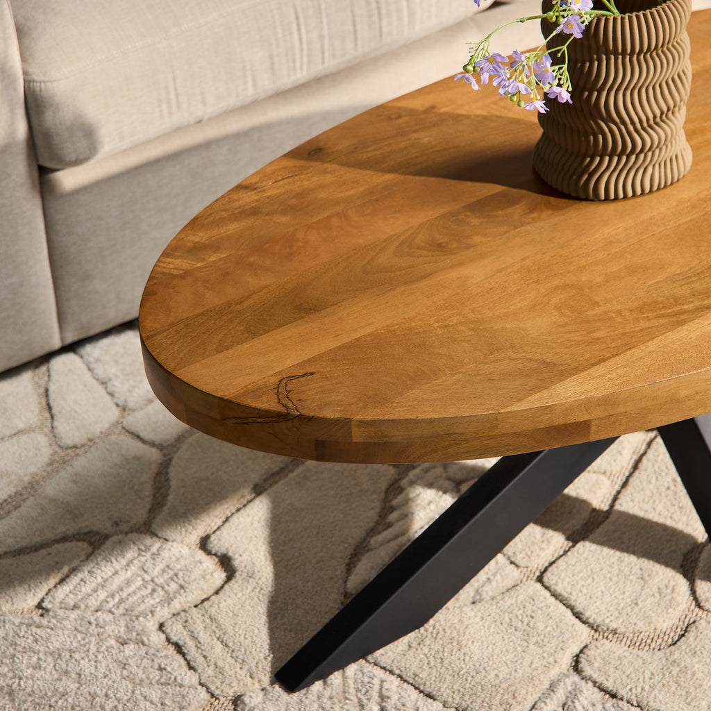 Couchtisch Delta Natur 130x70x46 cm Natur – ovaler Couchtisch aus Mangoholz mit Metallgestell