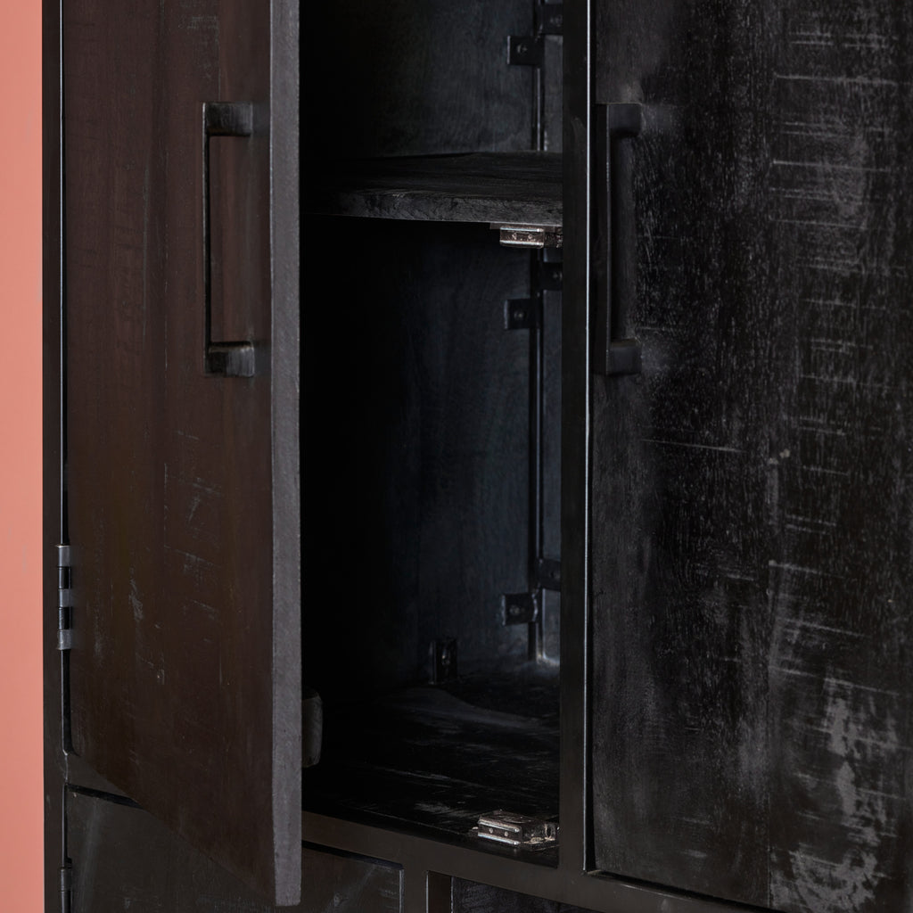 Wandschrank Delta Schwarz – Regalschrank aus Mangoholz & Metall mit 4 Schubladen, 4 Türen & offenen Fächern, 90 x 45 x 200 cm
