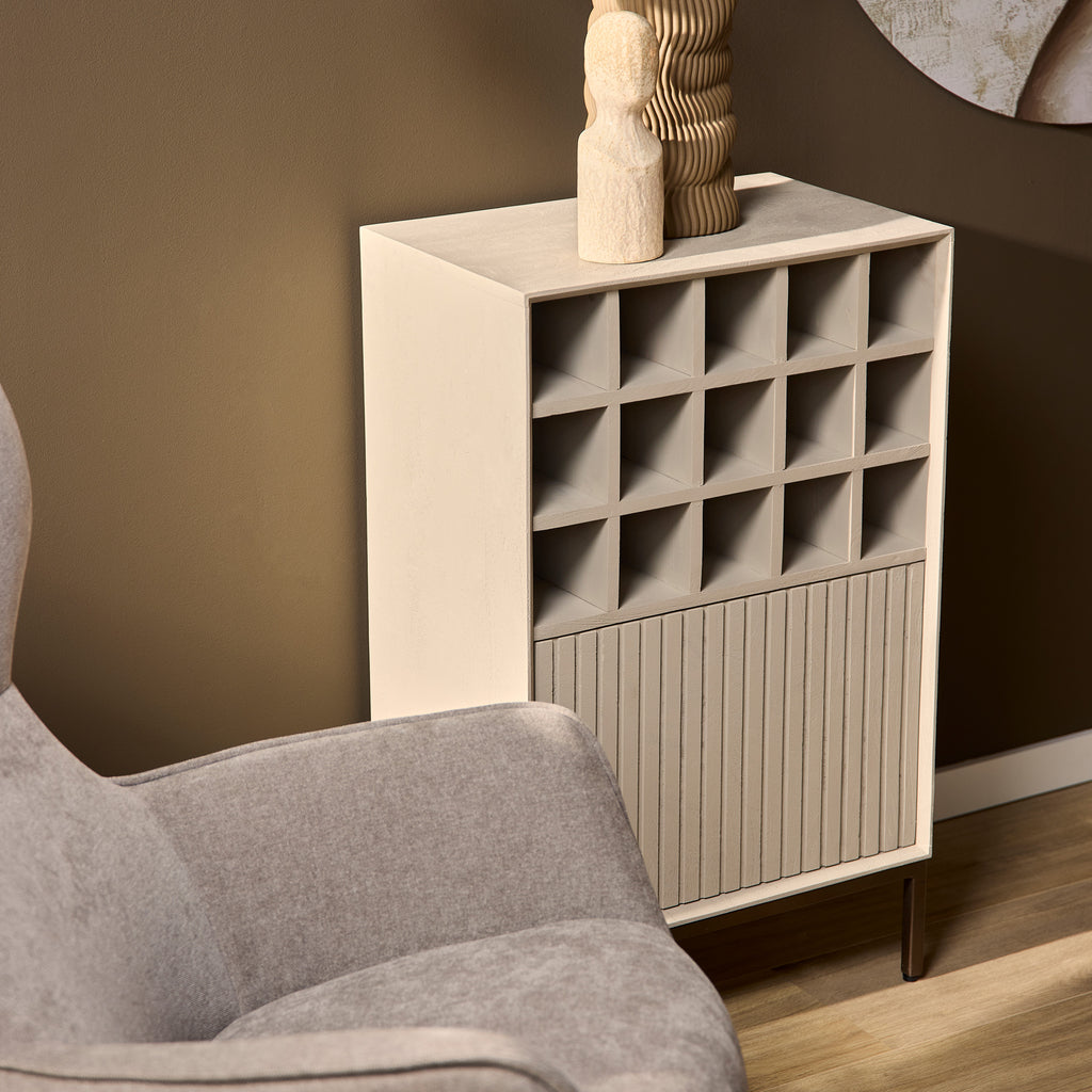 Weinschrank Mandy Sand – Mango Holz mit 15 Flaschenfächern & Tür im Lamellendesign, 55 x 35 x 90 cm