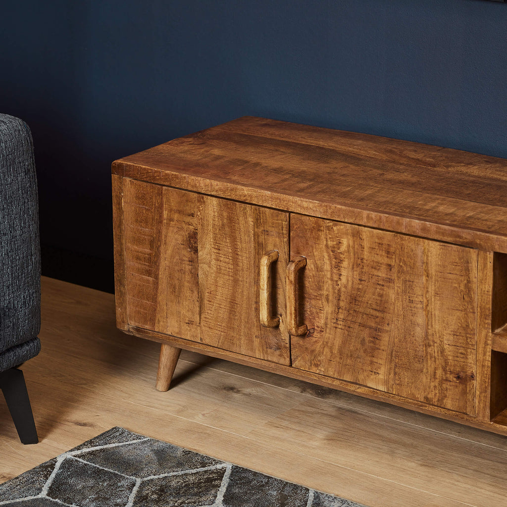 TV-Board Raven – TV-Schrank aus Mangoholz 240×50×45 cm mit 2 offenen Fächern, 3 Türen & lackierten Holzstreifen im modernen Design