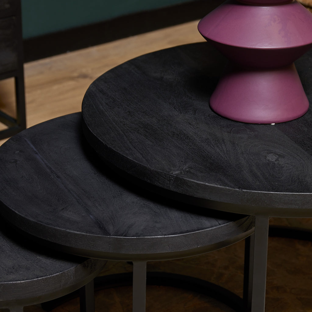 Couchtisch-Set Triole All Black – 3 runde Tische aus Mangoholz mit schwarzem Gestell, Ø70/50/35 cm, modernes Design für stilvolle Wohnzimmer