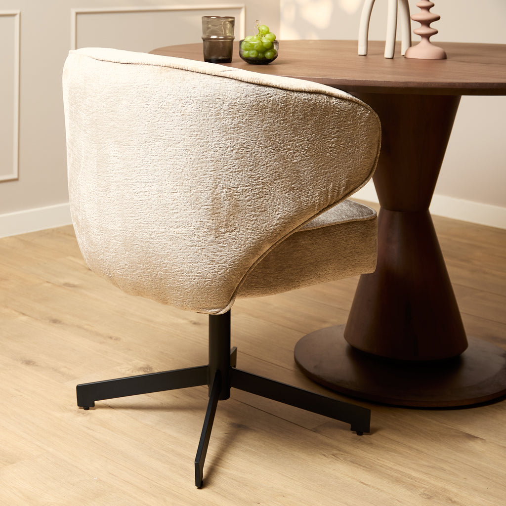 Esszimmerstuhl Persie Beige – Drehstuhl mit Armlehnen aus Loris-Stoff & schwarzem Metallgestell, 68×62×83 cm