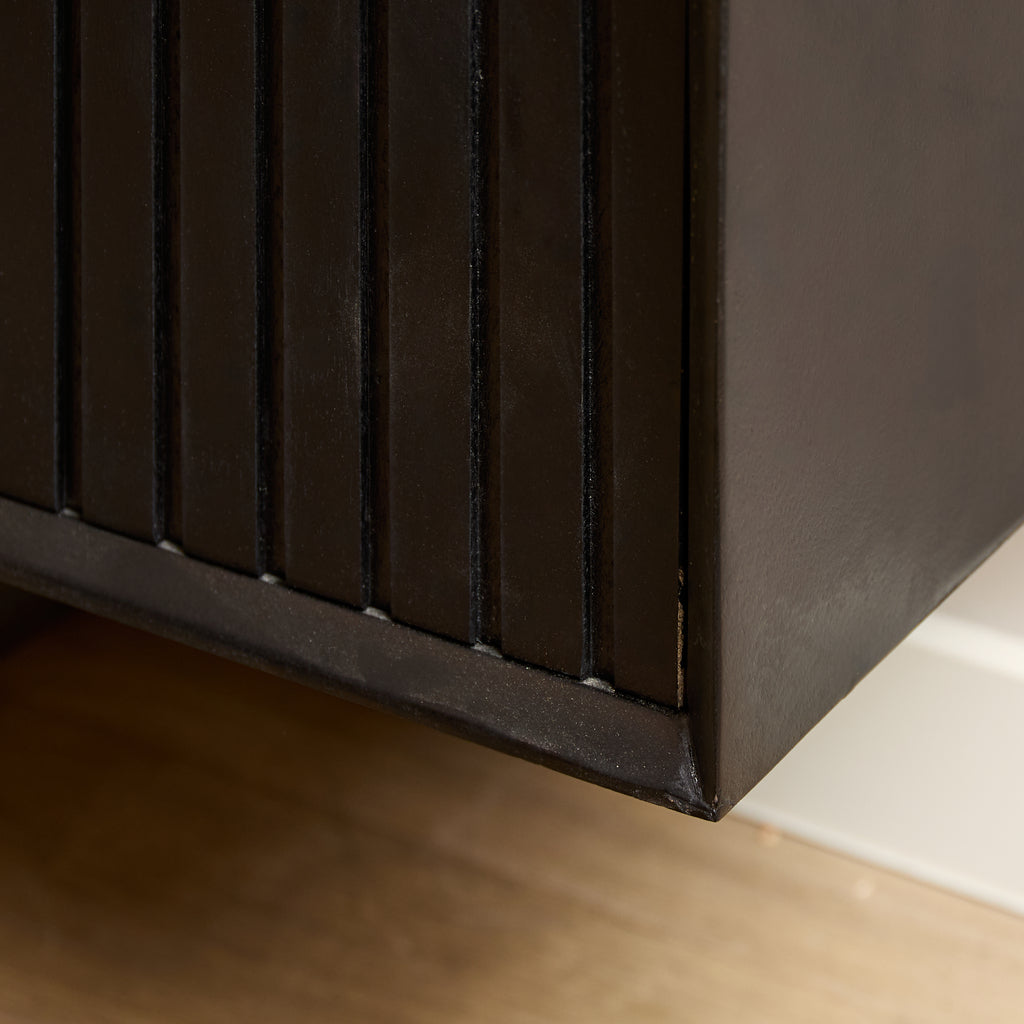 Schwebendes TV-Board Mandy Schwarz – Lowboard aus Mangoholz 280×30×35 cm mit Lamellen-Front & Push-to-Open-System