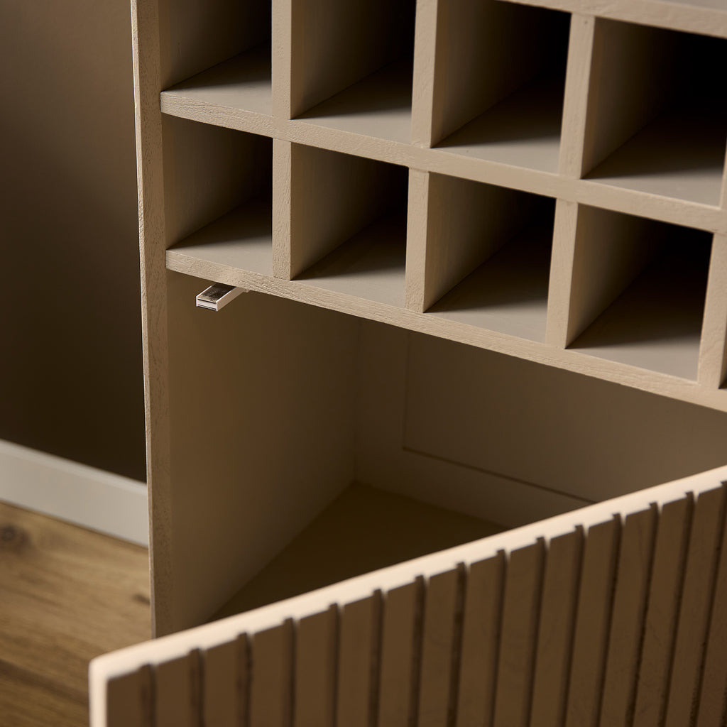 Weinschrank Mandy Sand – Mango Holz mit 15 Flaschenfächern & Tür im Lamellendesign, 55 x 35 x 90 cm