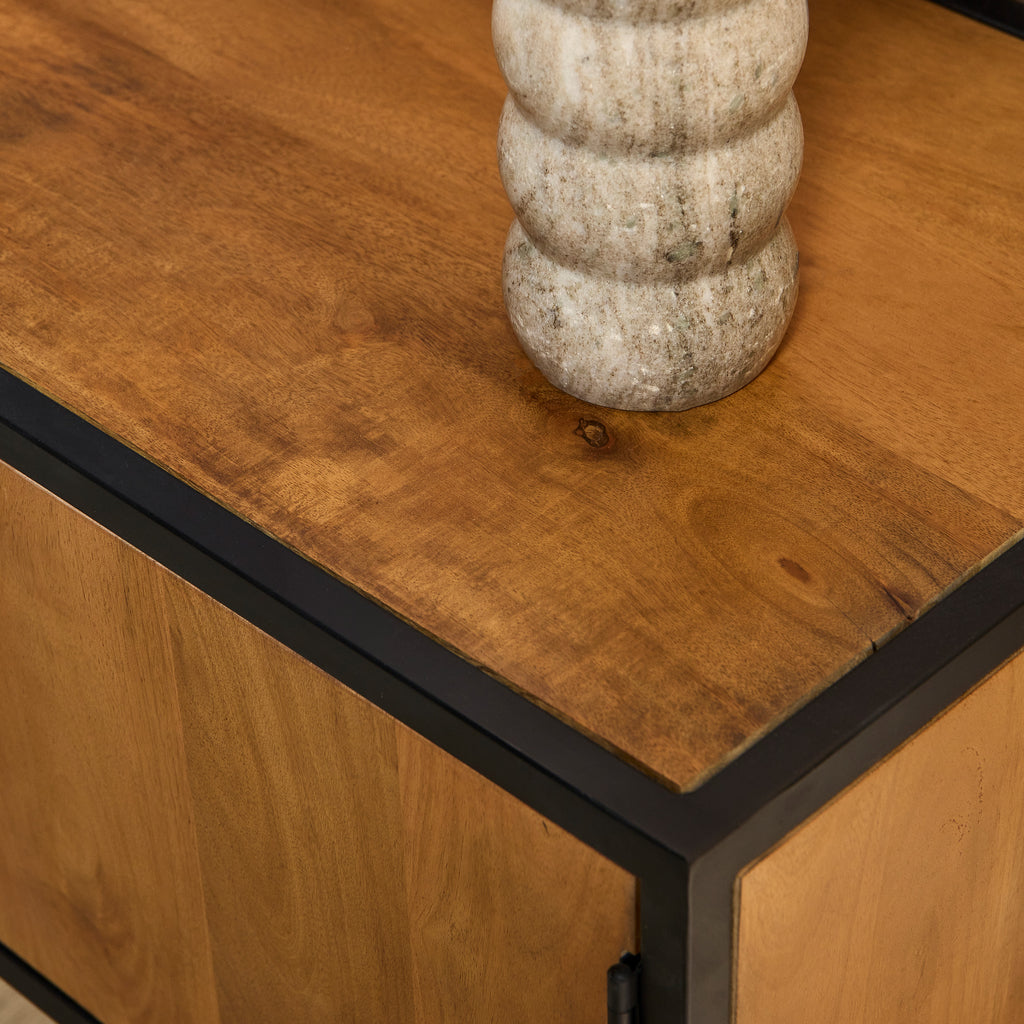 TV-Board Delta Natur – modernes Lowboard aus Mangoholz mit Schublade & 2 Türen, schwarzer Metallrahmen, 145 x 45 x 50 cm