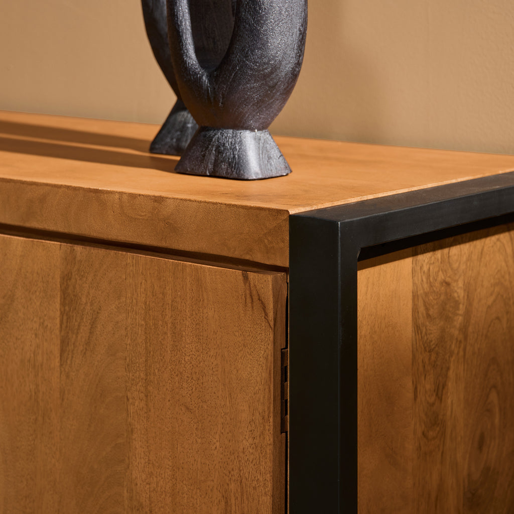 TV-Board Bori Natur – Lowboard aus Mangoholz & Metall mit 2 Türen, Fach & Schublade, schwarzer Rahmen, modern & robust