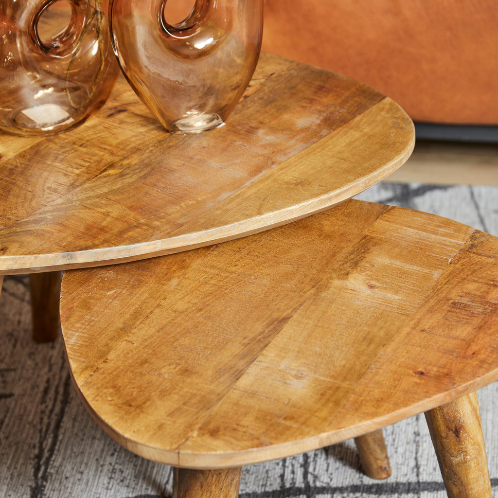 Couchtisch-Set Raven – 2er Set Massivholz-Tische in Dreiecksform, Mangoholz mit Holzbeinen, 60/50×60/50×45/40 cm