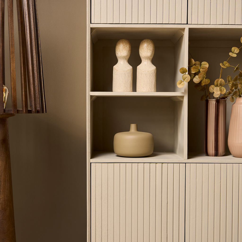 Regalschrank Mandy Sand – Mangoholz mit Lamellenmuster & bronzefarbenem Gestell, 90 x 45 x 200 cm