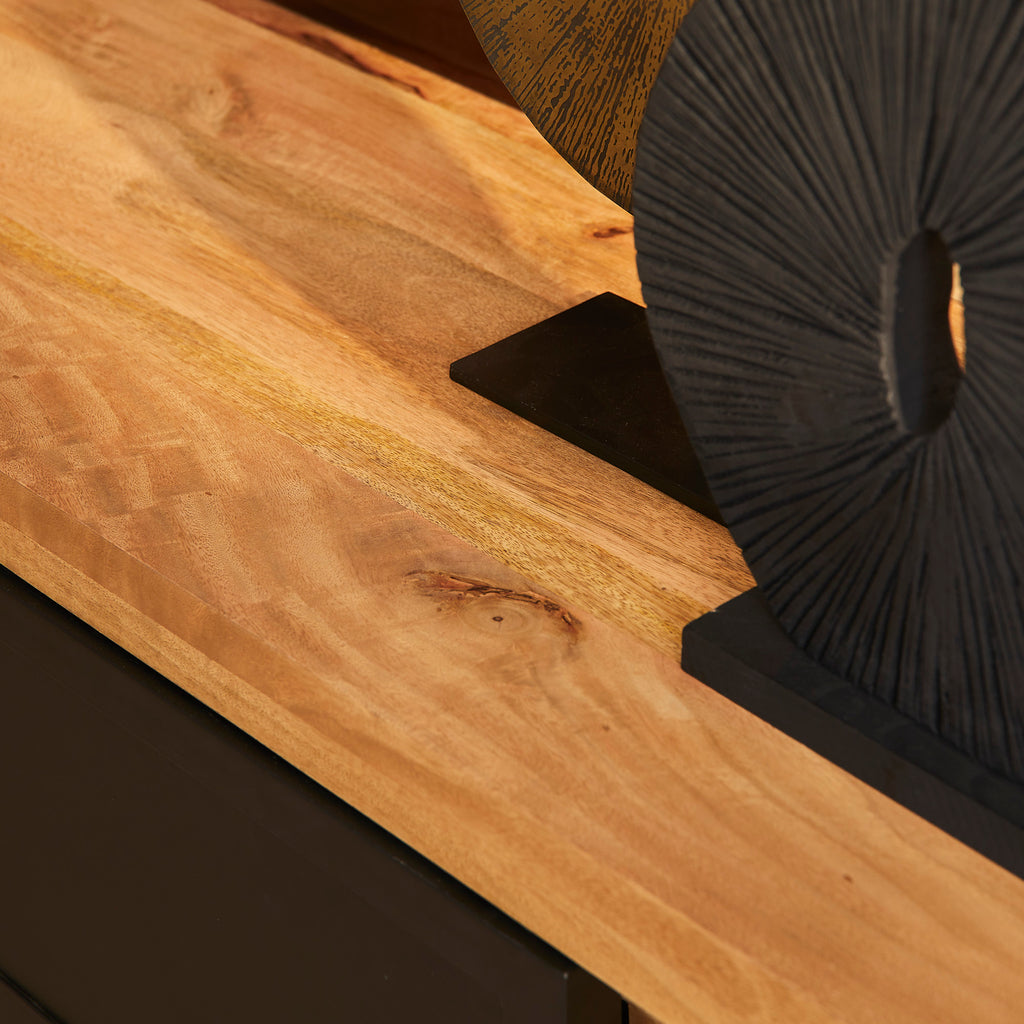 Sideboard Nizza – lackiertes Mangoholz & schwarze Metalltüren, 200 x 45 x 90 cm, modernes Design mit Holzstreifen