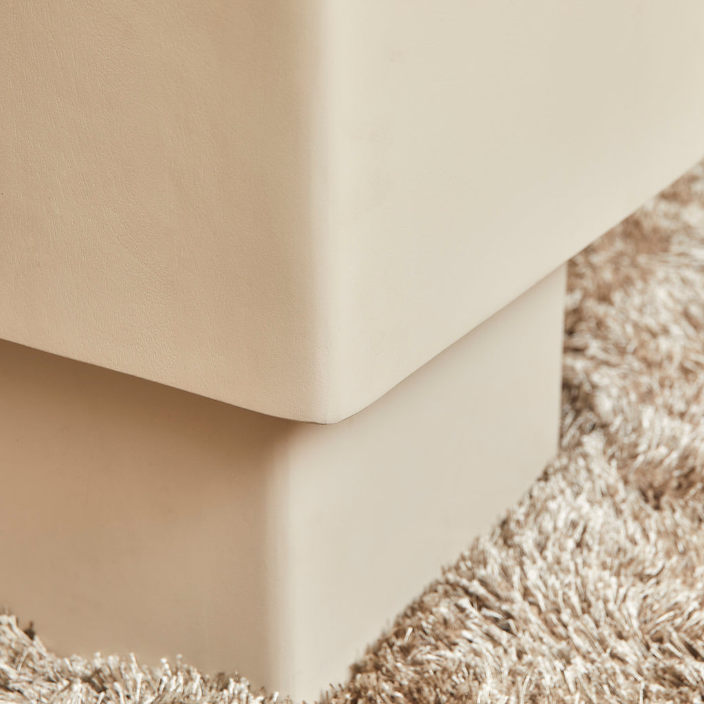 Couchtisch Saya 50x50x45 cm – quadratischer Wohnzimmertisch aus Mangoholz in Sandfarben mit modernem Block-Design