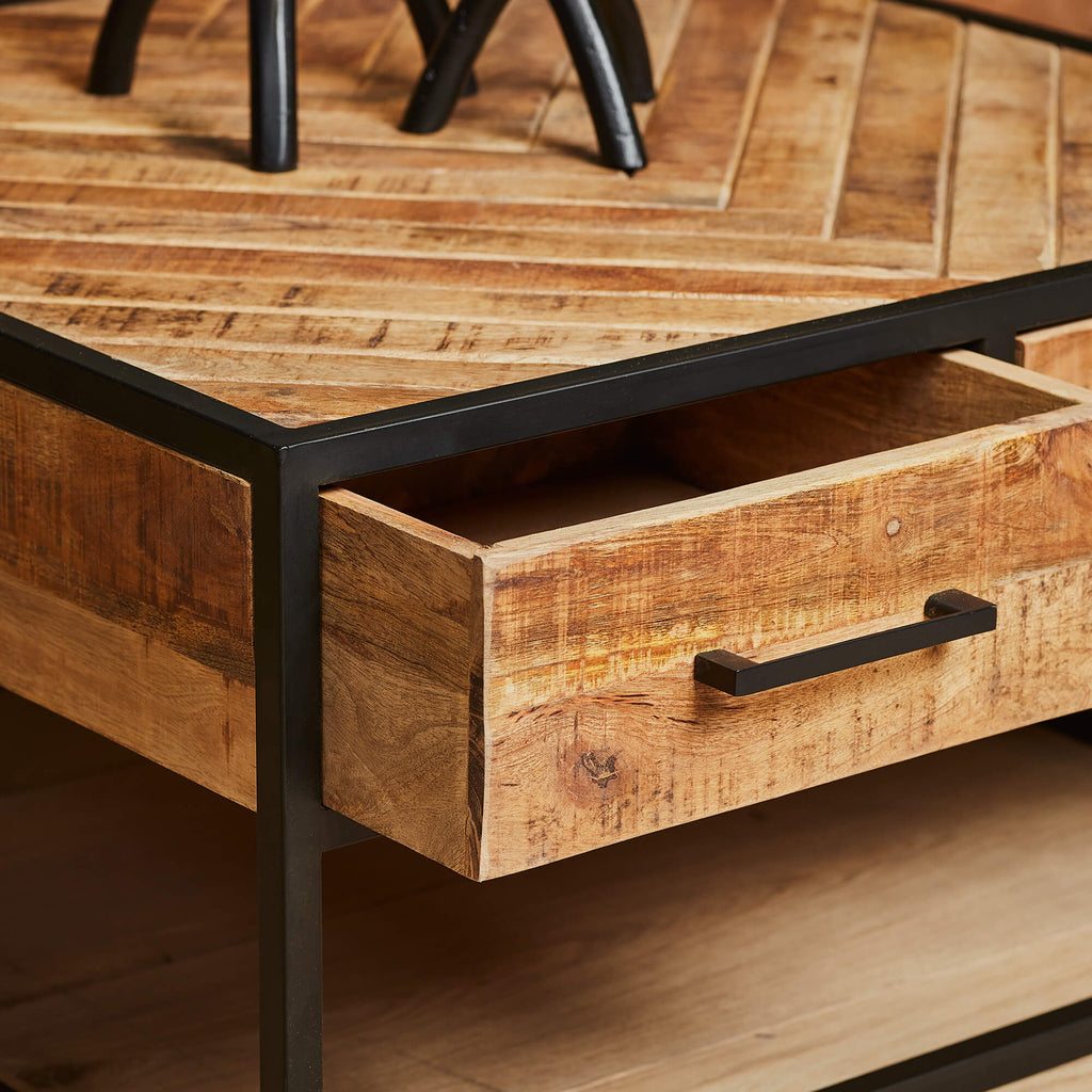 Couchtisch Aloy 80x80x40 cm – quadratischer Wohnzimmertisch aus Mangoholz mit Fischgrätmuster & 4 Schubladen