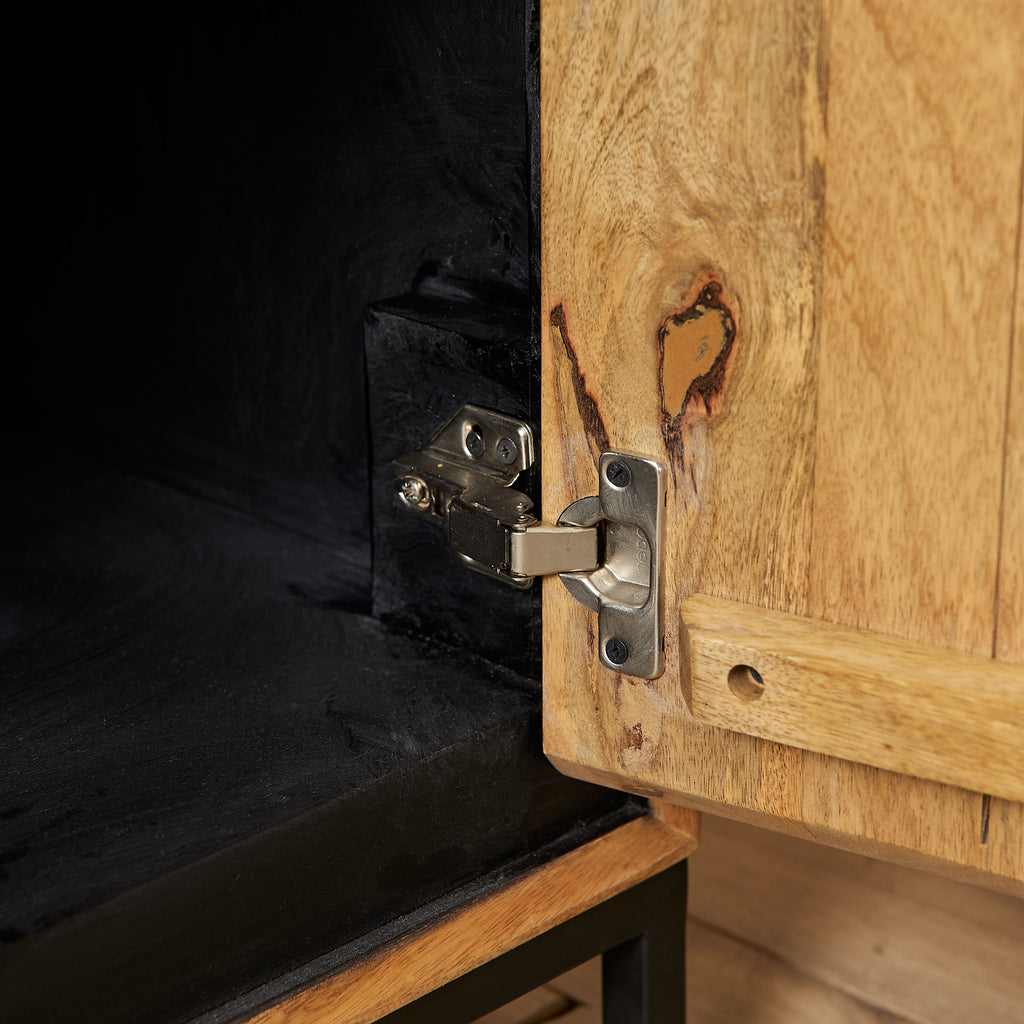 TV-Kommode Rois – Mangoholz Lowboard mit schwarzem Metallrahmen, 120×55×45 cm, 2 grifflosen Türen im modernen Design