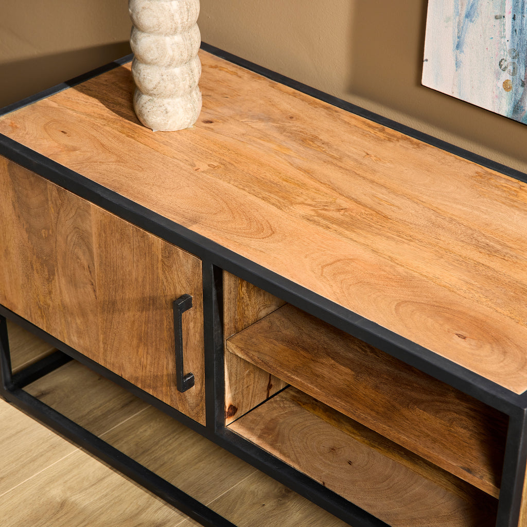 TV-Board Delta Natur – Mangoholz mit schwarzem Gestell & Holzeinlagen, 100 x 45 x 50 cm