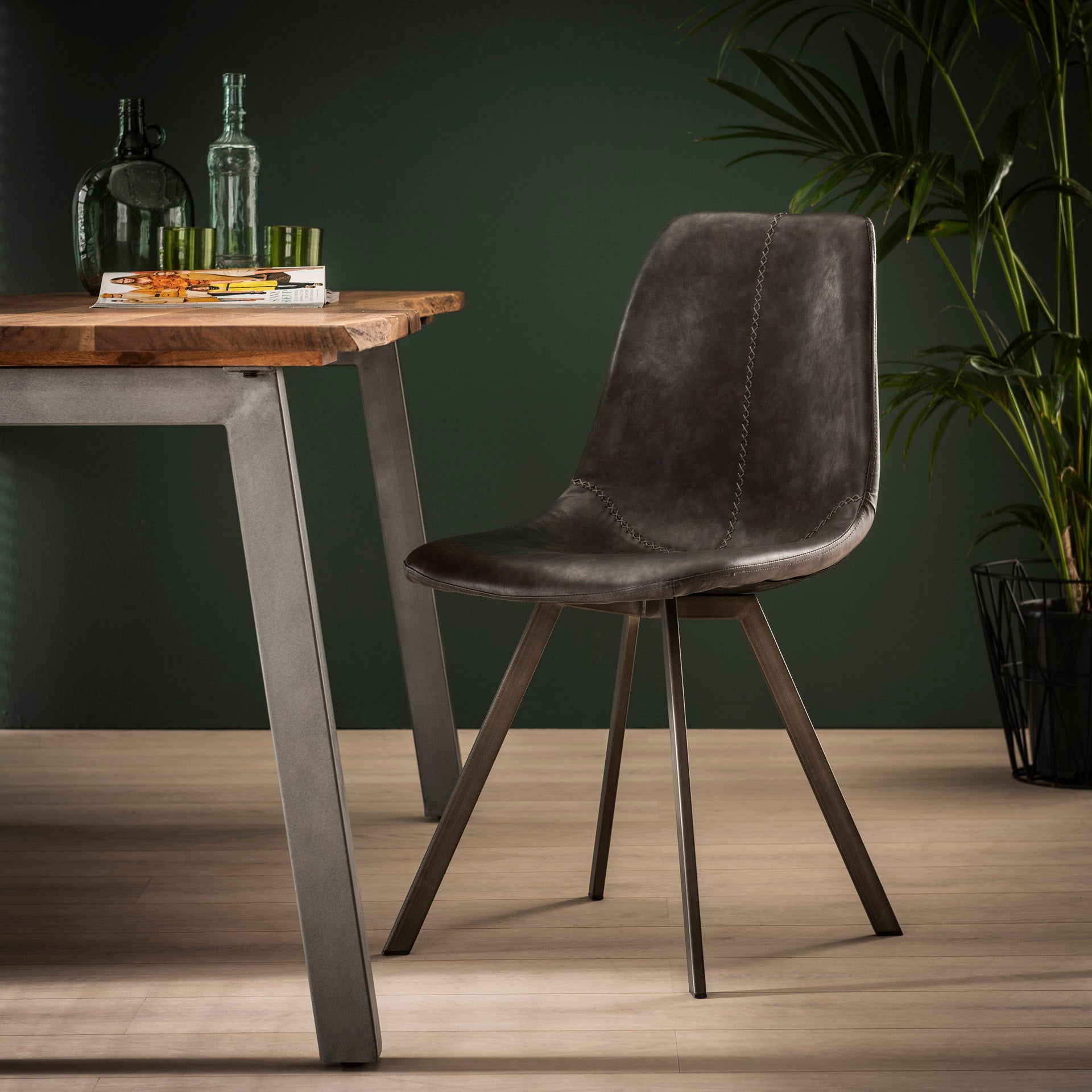 Stuhl – Prisma Pure – Saddle PU Schwarz