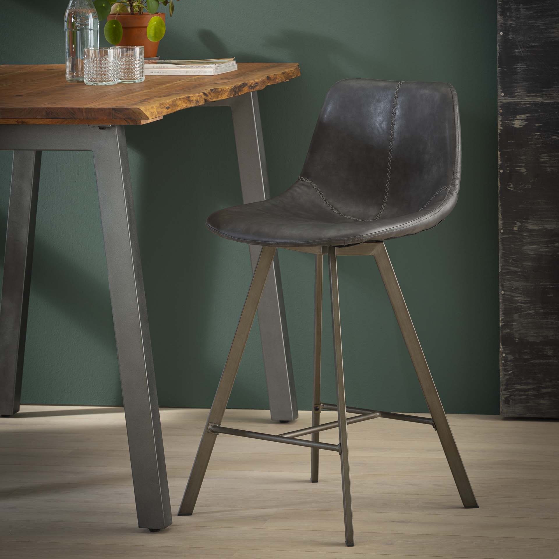 Stuhl – Forma Stone – Saddle PU Schwarz