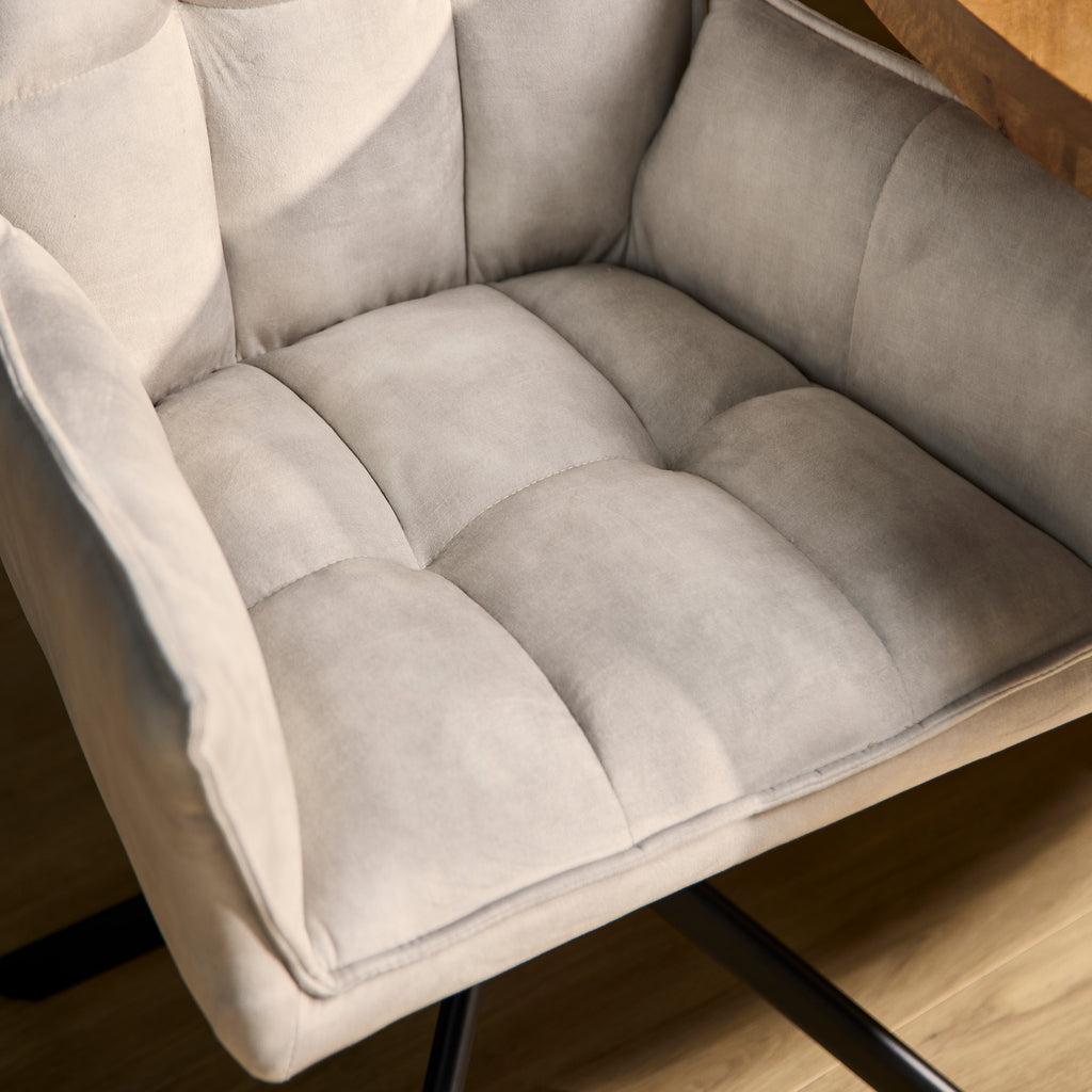 Esszimmerstuhl Daira Velvet Champagner – Drehstuhl 65×56×85 cm mit Armlehnen, Memory-Rückkehr & schwarzem Metallbein