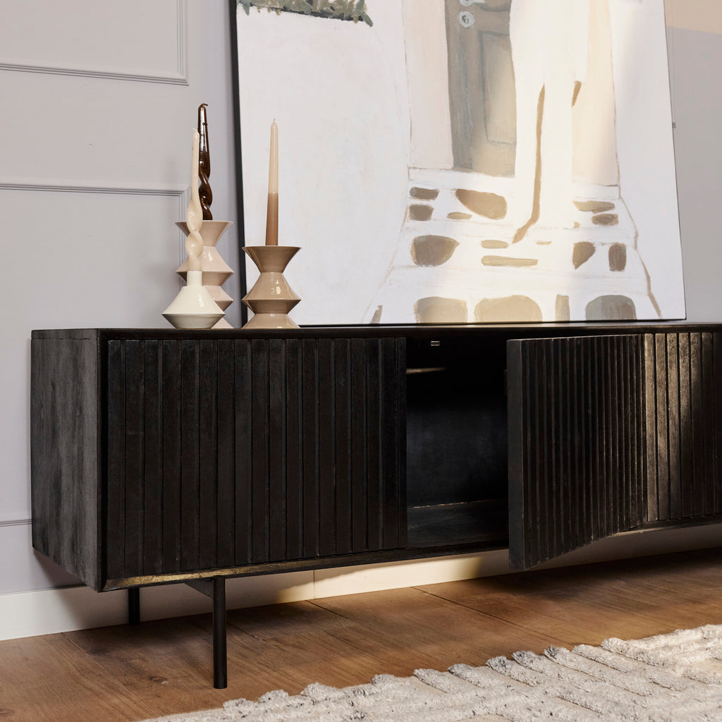 TV-Schrank Mandy Schwarz – Mangoholz TV-Board mit Metallrahmen & Lamellen-Front, 210×55×45 cm, 4 Türen im modernen Design