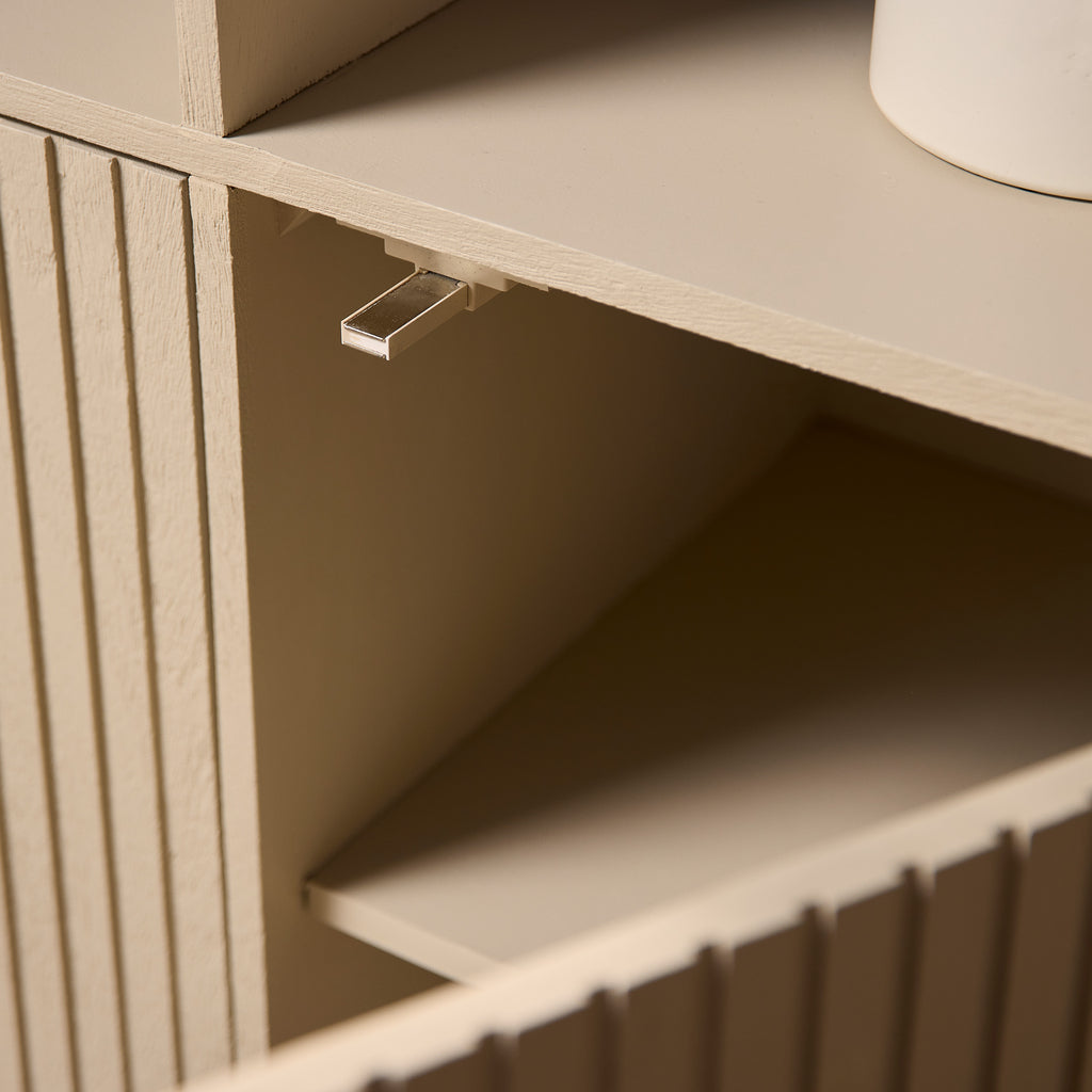 Regal Mandy XL Sand – Mangoholz mit Sand-Finish, bronzefarbenem Metallrahmen, 5 offene Fächer & 6 Türen, 135 x 45 x 200 cm