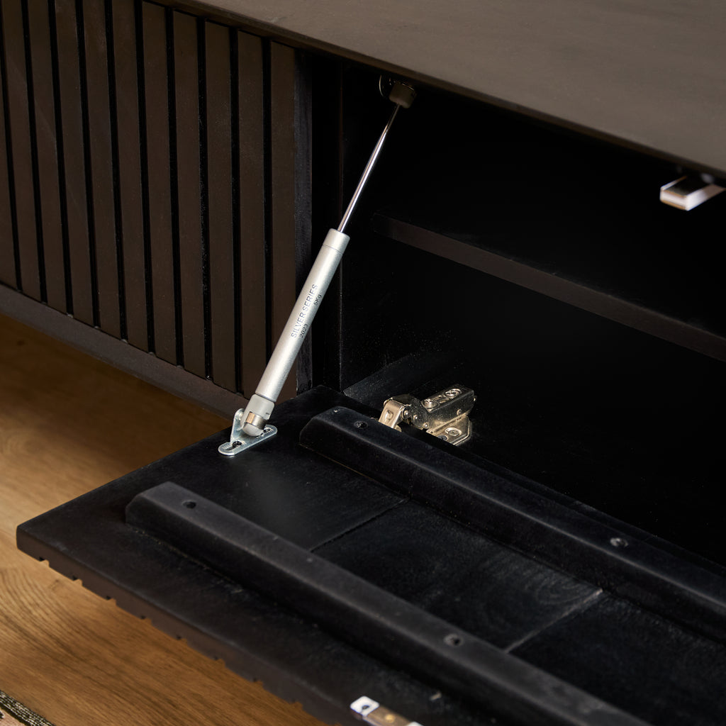 Schwebendes TV-Board Mandy Schwarz – Lowboard aus Mangoholz 280×30×35 cm mit Lamellen-Front & Push-to-Open-System