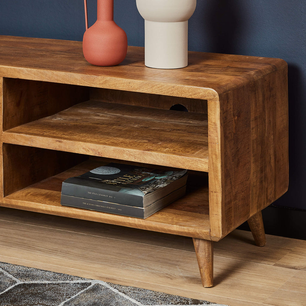 TV-Board Raven – Mangoholz TV-Schrank 120×50×45 cm mit 2 offenen Fächern, 1 Tür & dekorativen Holzelementen im modernen Design