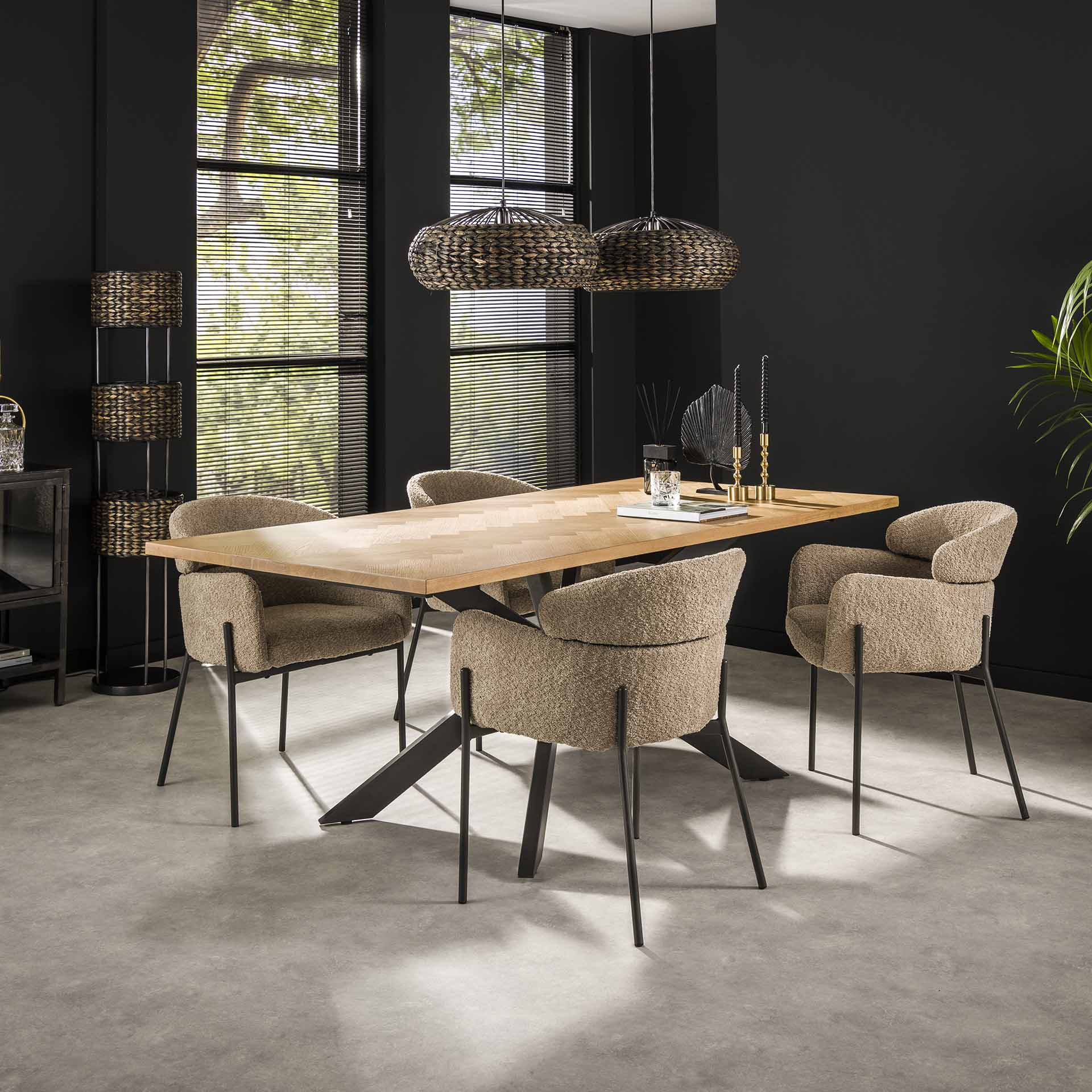 Esstisch Verona 200x100 cm – Holztisch mit Fischgrät-Furnier & schwarzem Spinnengestell aus Stahl, modernes Design in Eiche Natur