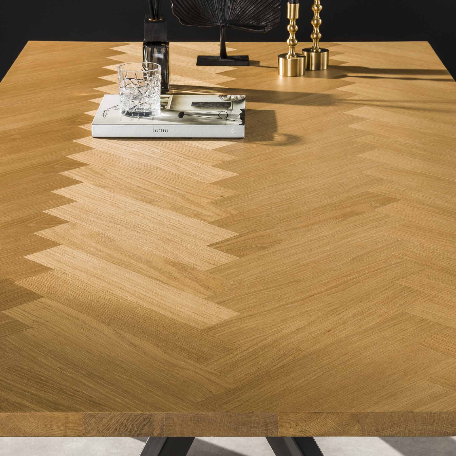 Esstisch Verona 200x100 cm – Holztisch mit Fischgrät-Furnier & schwarzem Spinnengestell aus Stahl, modernes Design in Eiche Natur