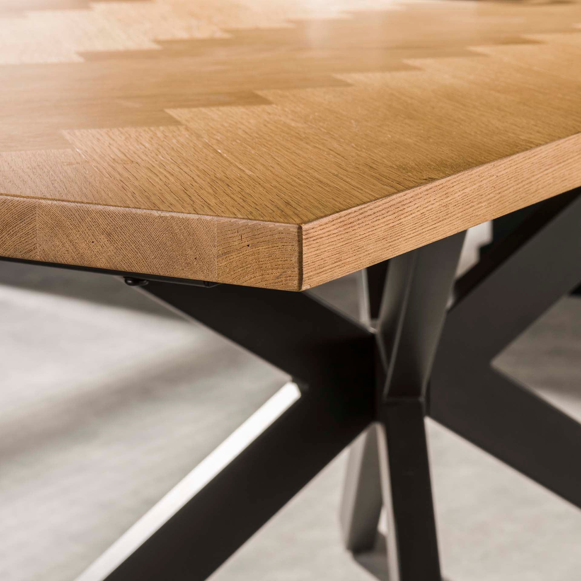 Esstisch Verona 200x100 cm – Holztisch mit Fischgrät-Furnier & schwarzem Spinnengestell aus Stahl, modernes Design in Eiche Natur