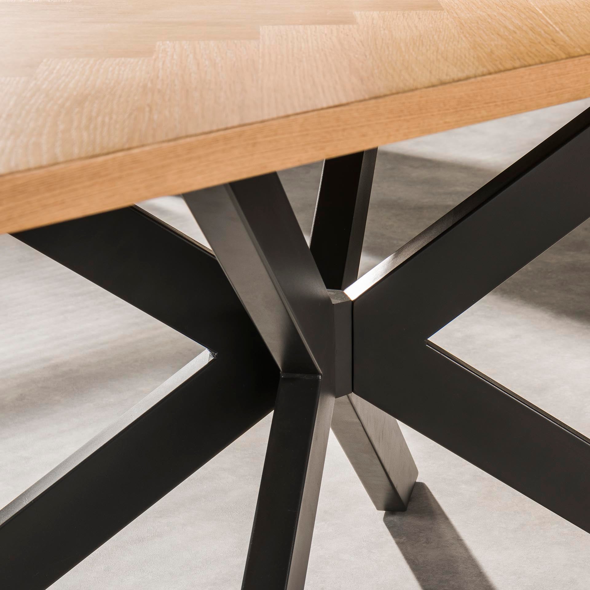 Esstisch Verona 200x100 cm – Holztisch mit Fischgrät-Furnier & schwarzem Spinnengestell aus Stahl, modernes Design in Eiche Natur
