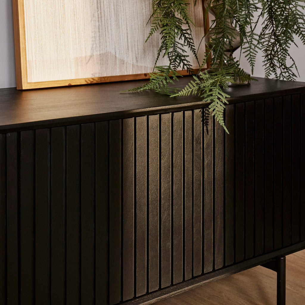 TV-Schrank Mandy Schwarz – Mangoholz TV-Board mit Metallrahmen & Lamellen-Front, 210×55×45 cm, 4 Türen im modernen Design