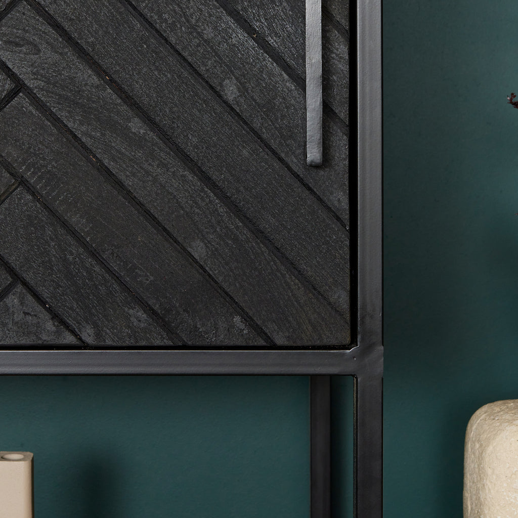 Regal Sydney XXL Schwarz 160x45x200 cm – Mangoholz im Fischgrätenmuster mit Schrankfunktion & viel Stauraum