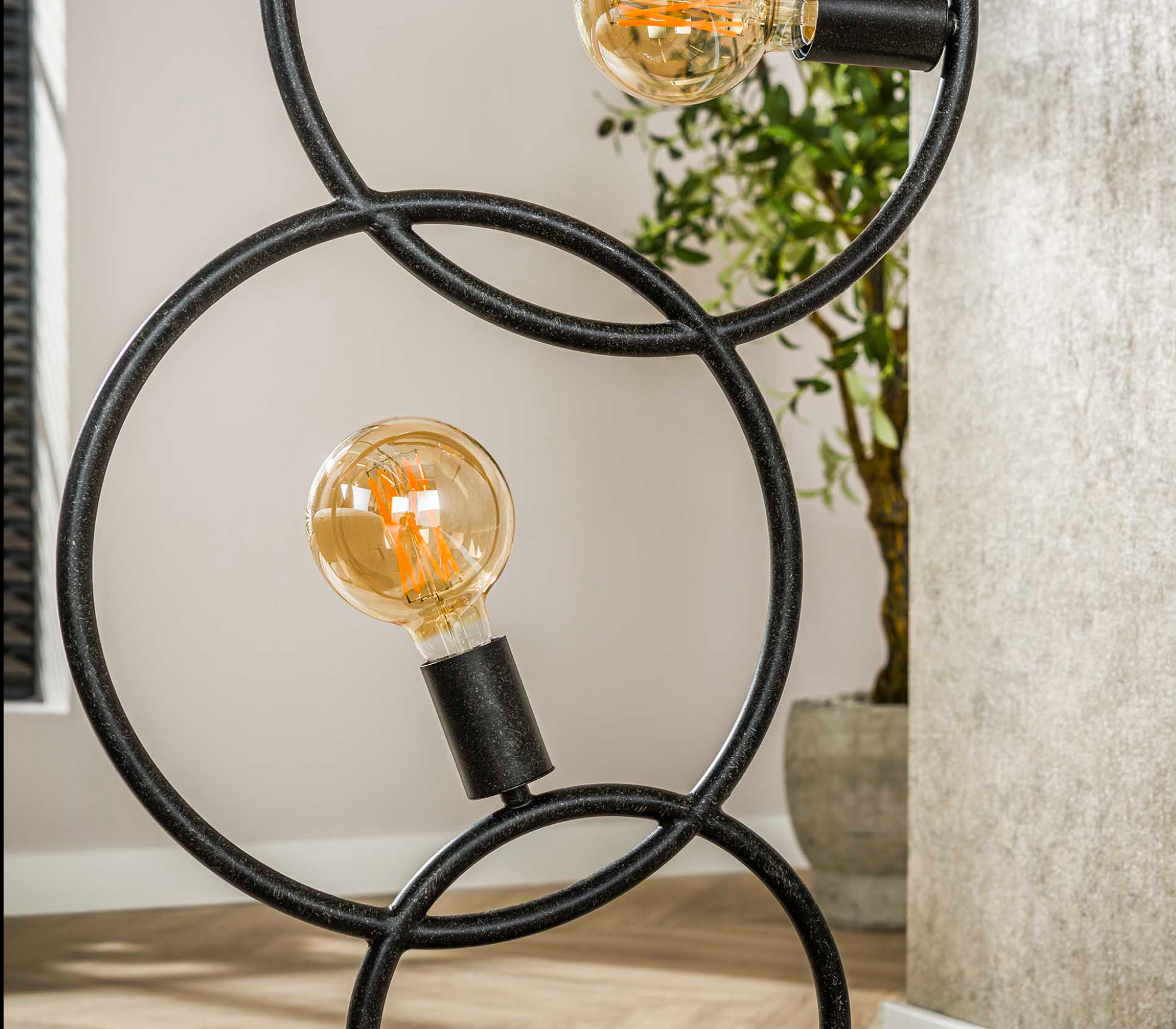 Stehleuchte Elara – Designerlampe aus Metall in Schwarz, 3-flammig mit Schleifen-Design