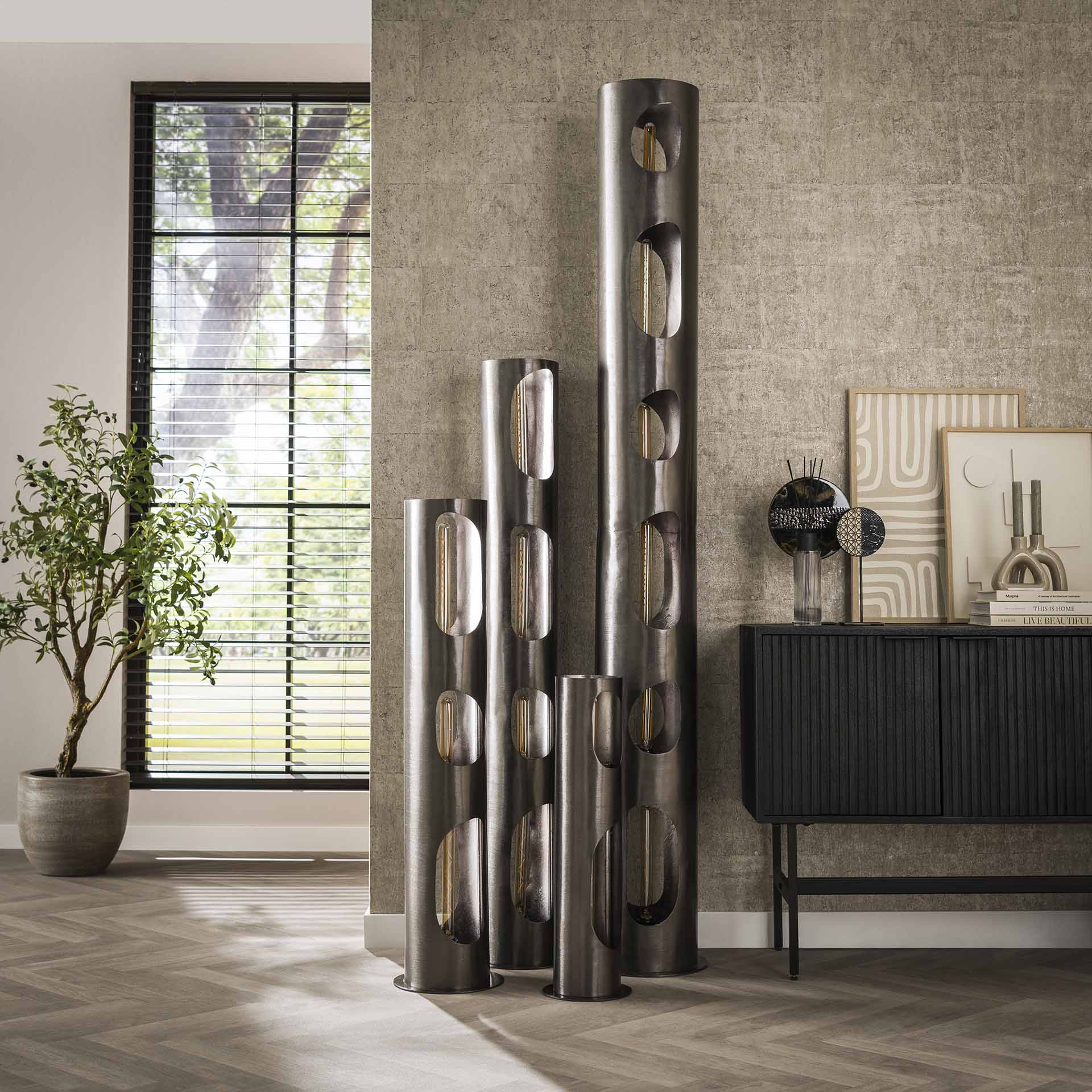 Stehleuchte Ciliegia Ø25×145 cm – Organic Zylinder XL aus Metall mit schwarzer Nickeloberfläche & dekorativen Lichtöffnungen