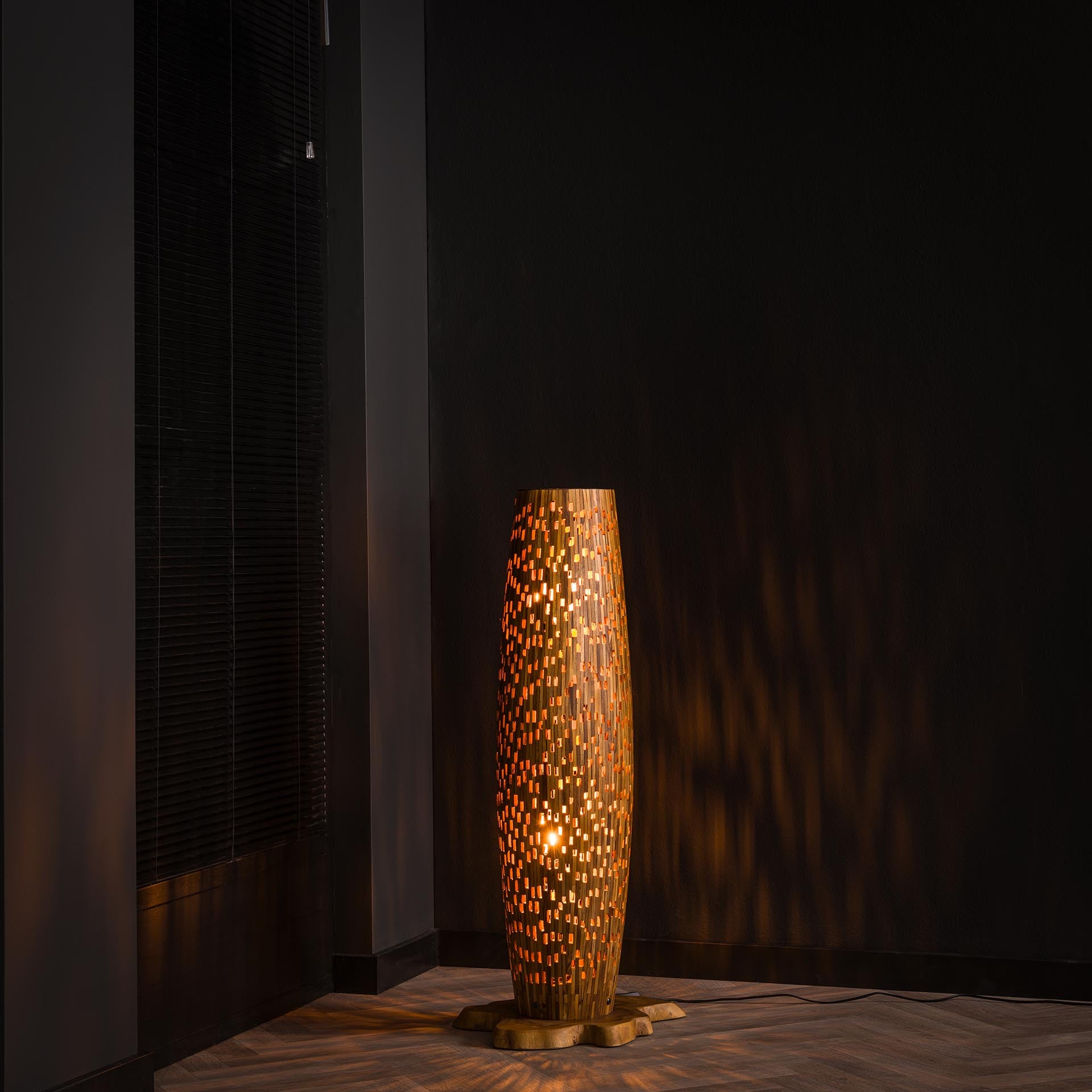 Stehleuchte Colori S Bars 40×40×104 cm – kleine Bodenleuchte aus recyceltem Teakholz mit dekorativen Lichtöffnungen