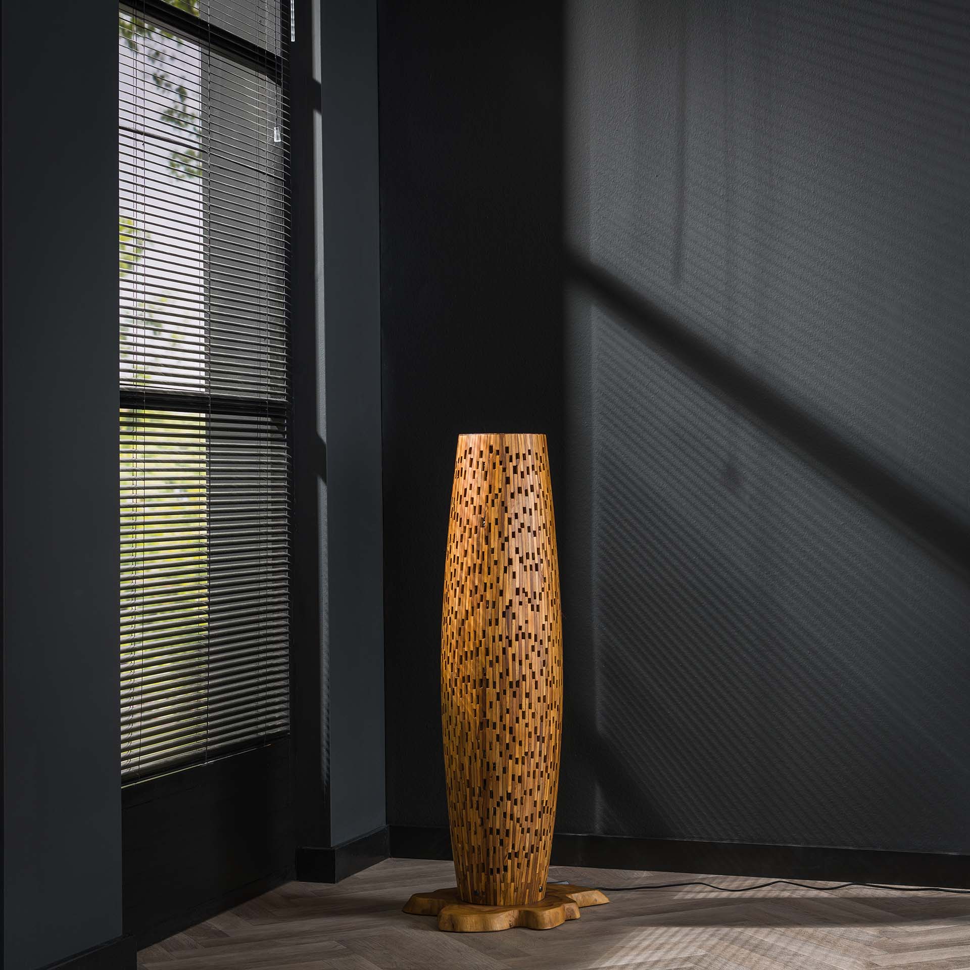 Stehleuchte Colori S Bars 40×40×104 cm – kleine Bodenleuchte aus recyceltem Teakholz mit dekorativen Lichtöffnungen