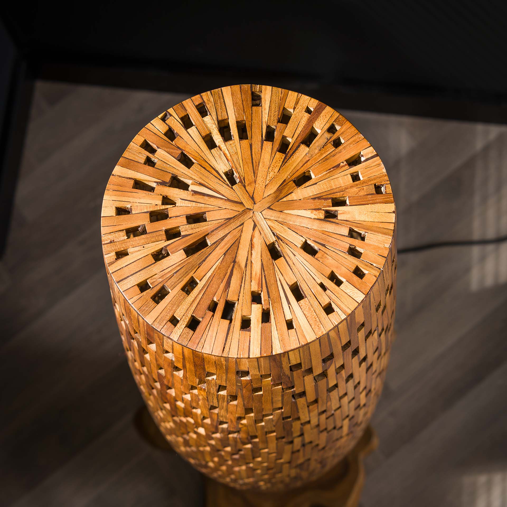 Stehleuchte Colori S Bars 40×40×104 cm – kleine Bodenleuchte aus recyceltem Teakholz mit dekorativen Lichtöffnungen