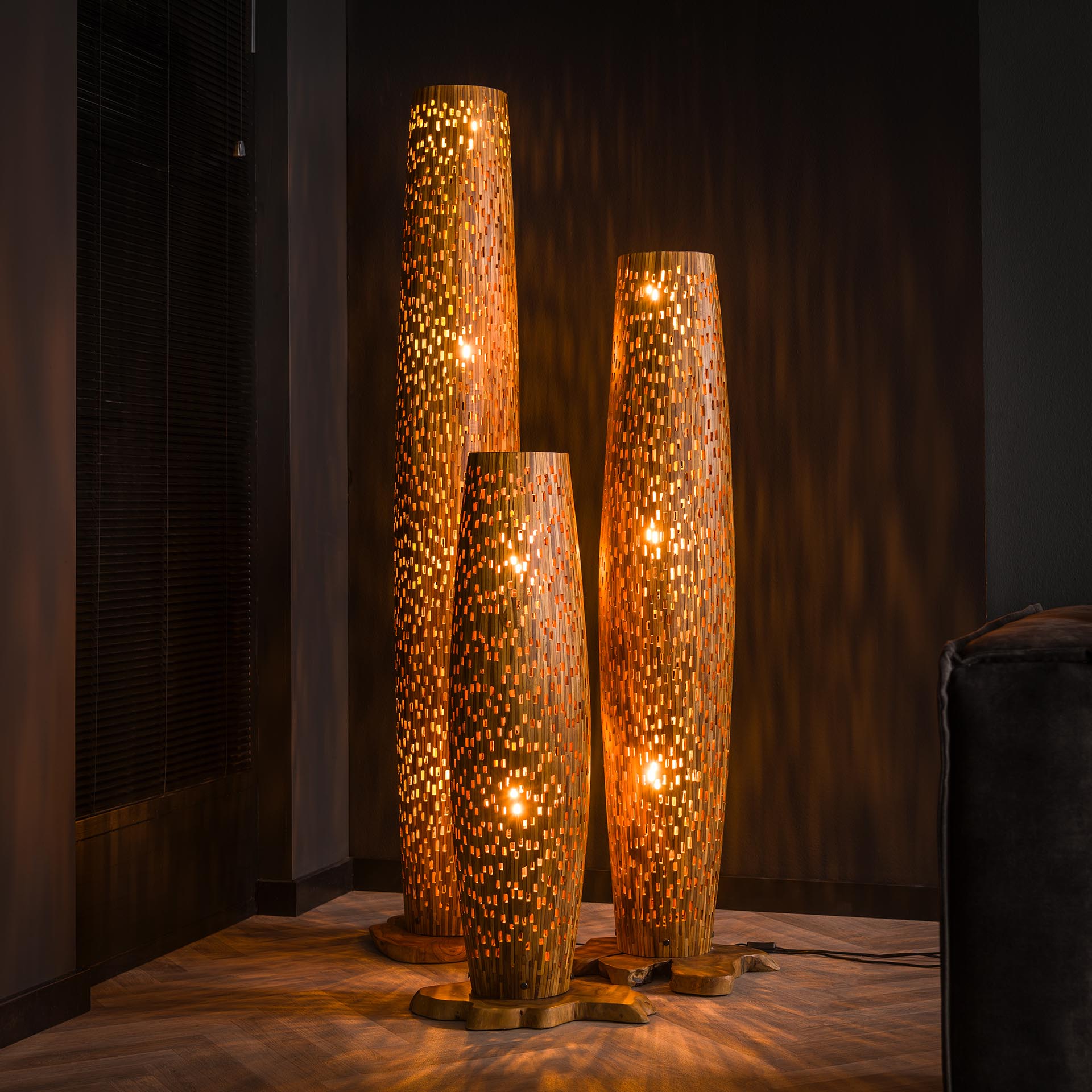 Stehleuchte Colori S Bars 40×40×104 cm – kleine Bodenleuchte aus recyceltem Teakholz mit dekorativen Lichtöffnungen