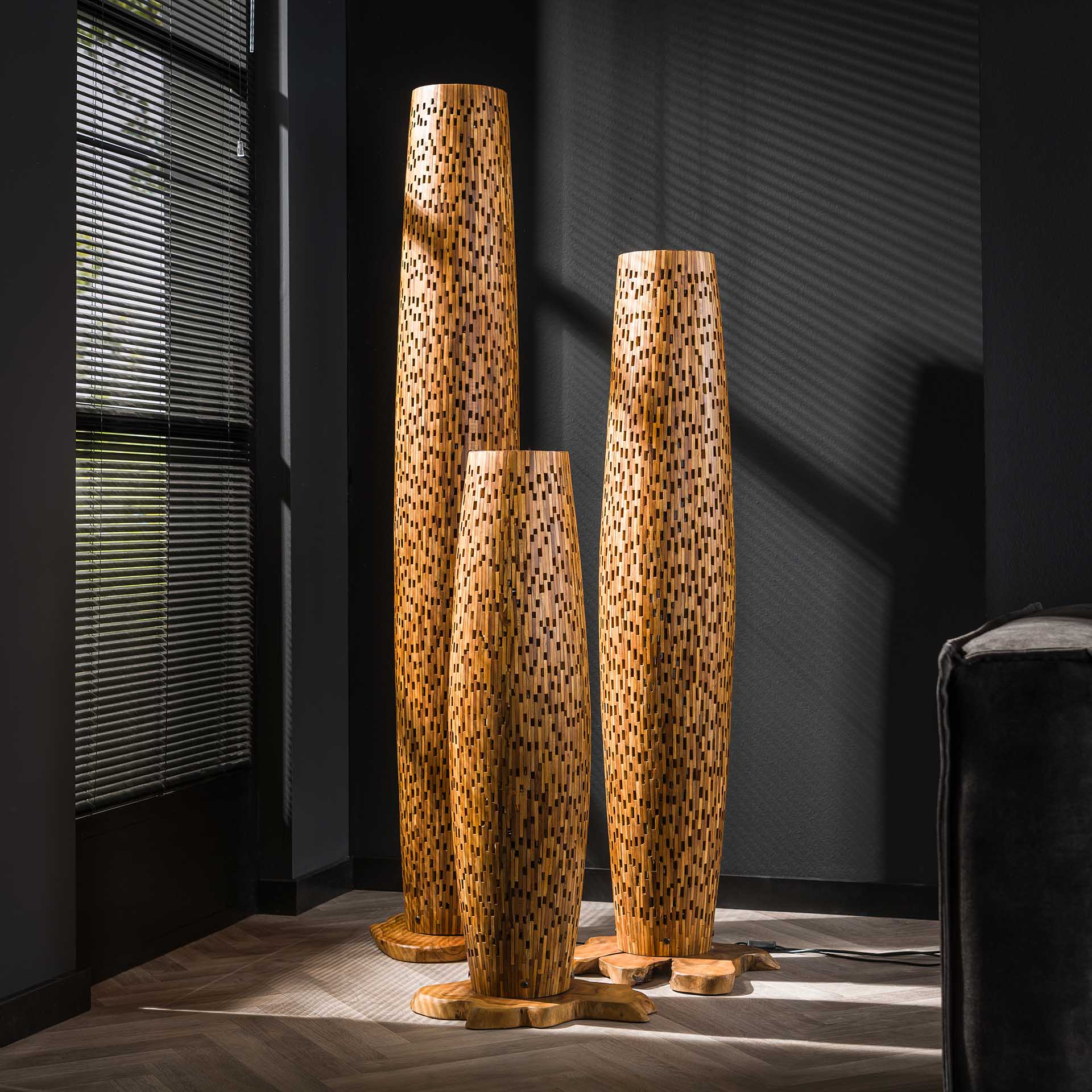 Stehleuchte Colori S Bars 40×40×104 cm – kleine Bodenleuchte aus recyceltem Teakholz mit dekorativen Lichtöffnungen