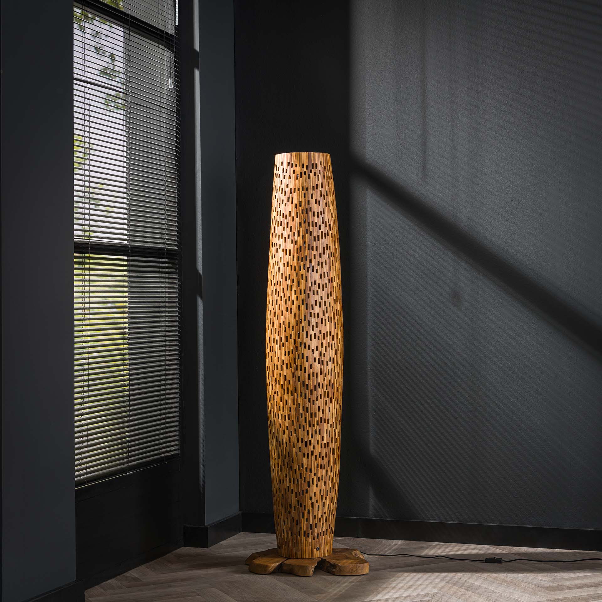 Stehleuchte Colori M Bars 40×40×145 cm – Bodenleuchte aus recyceltem Teakholz mit Lichtöffnungen & natürlichem Design
