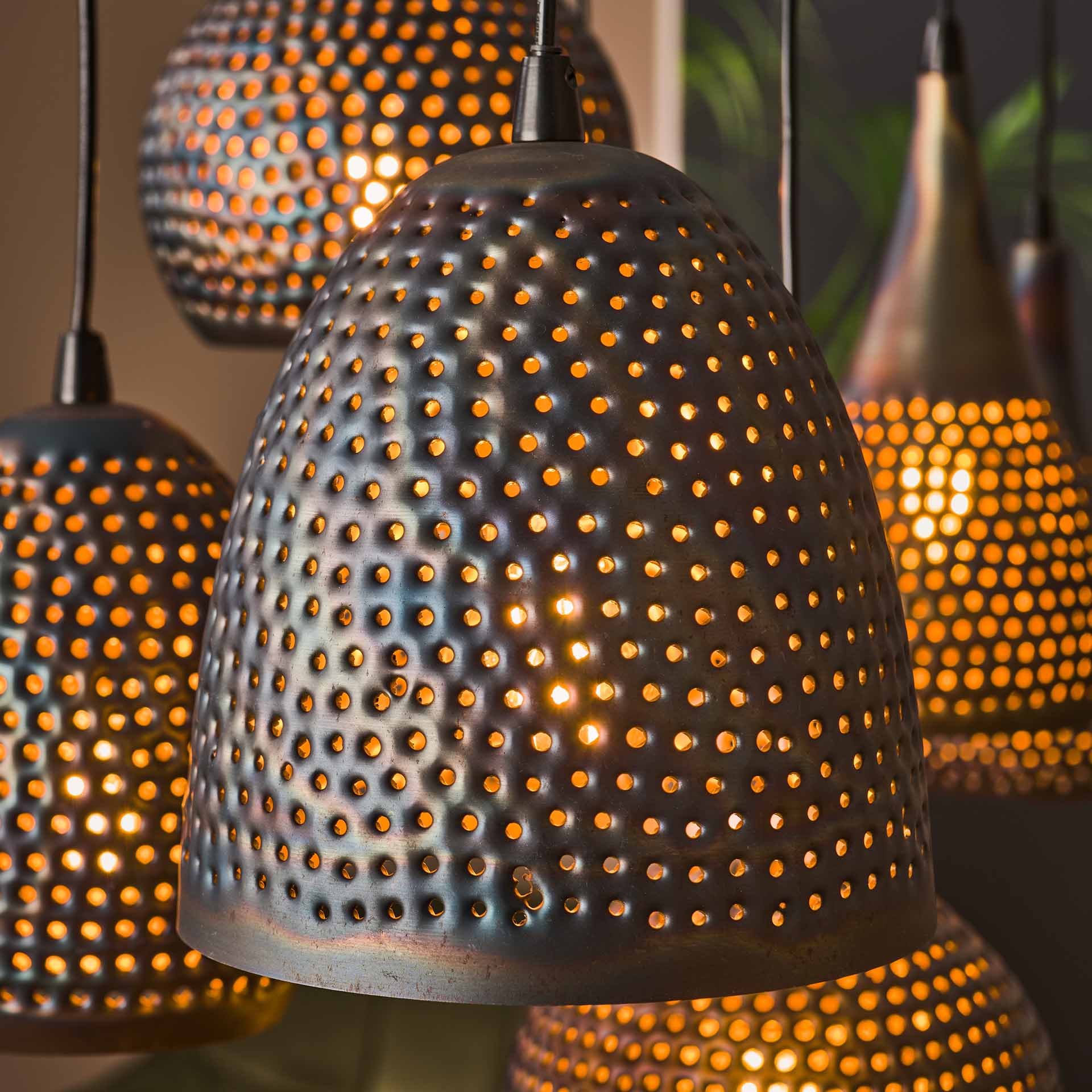 Hängeleuchte Piovere 4+3 Punch Mix 100×45×150 cm – 7-flammige Metallleuchte Schwarz-Braun mit perforierten Schirmen & bronzefarbenem Innenraum