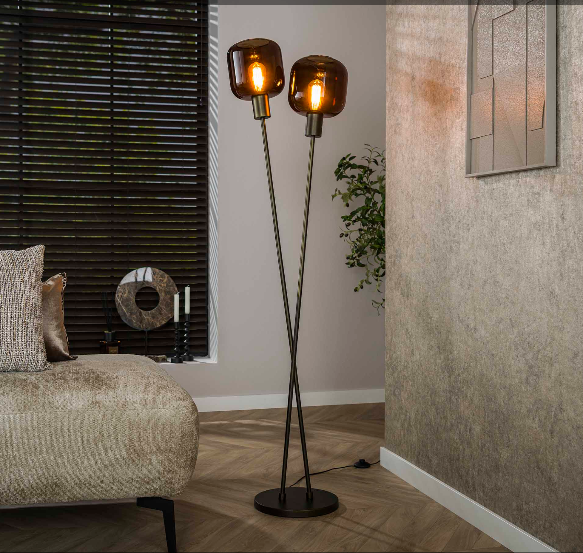 Stehleuchte Noira – Dreibein-Lampe in Schwarz mit 3 Glaskugeln in Chrom, Bernstein & Transparent, 174 cm Höhe