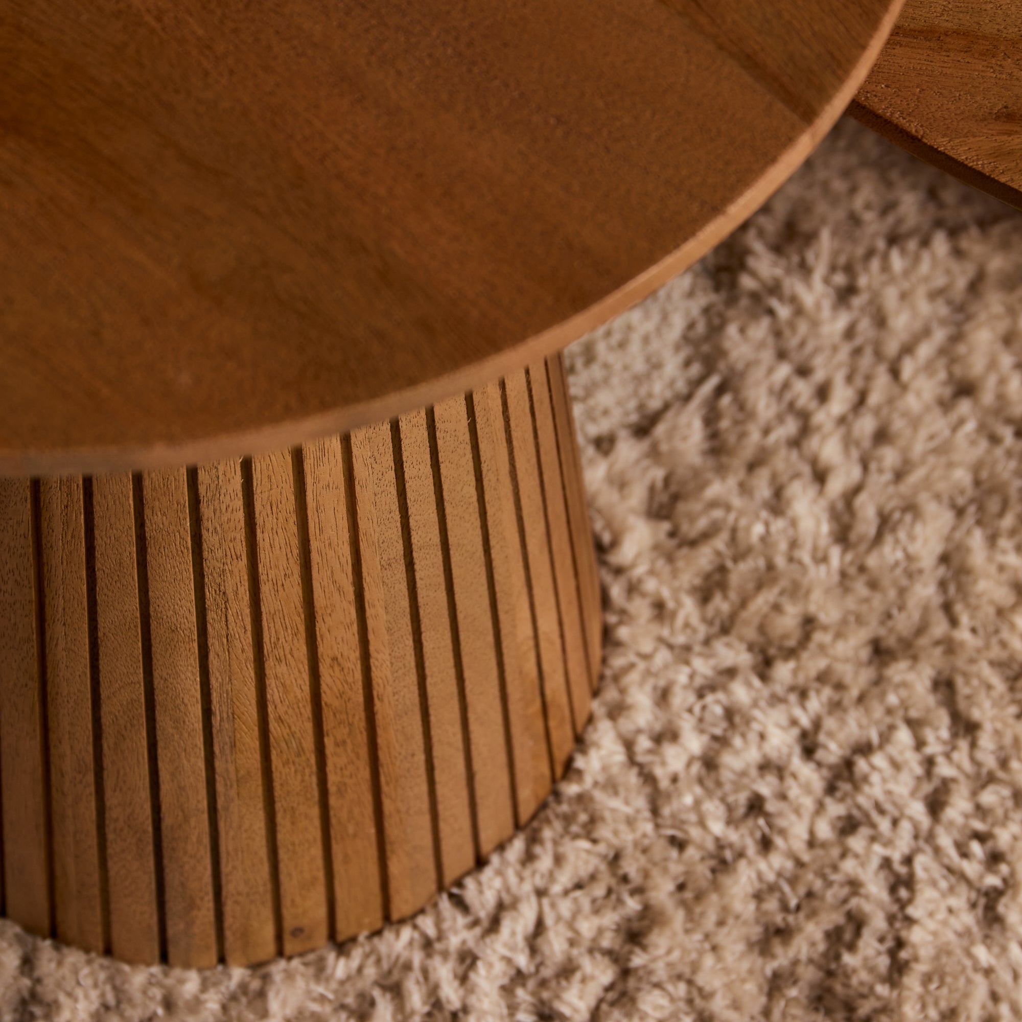 Couchtisch Sole Natur – Runder Wohnzimmertisch aus Mangoholz mit Lamellengestell, 80 x 80 x 38 cm, moderner Couchtisch