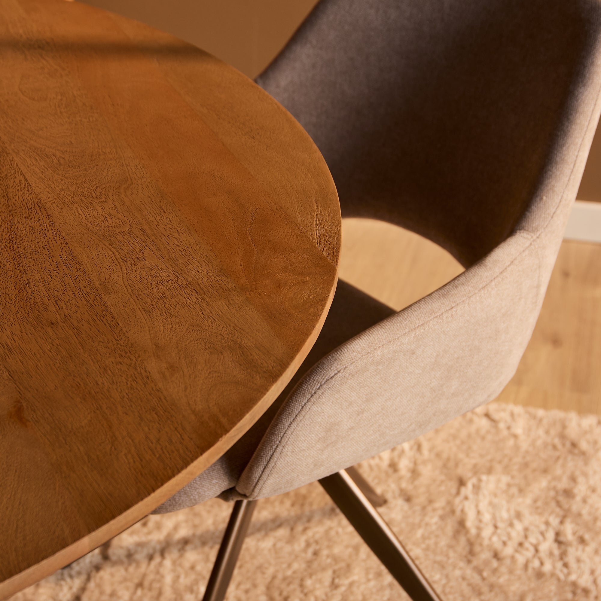 Esstisch Sole Natur Ø130x76 cm – runder Mangoholz Tisch mit Lamellenfuß, stilvoll & zeitlos