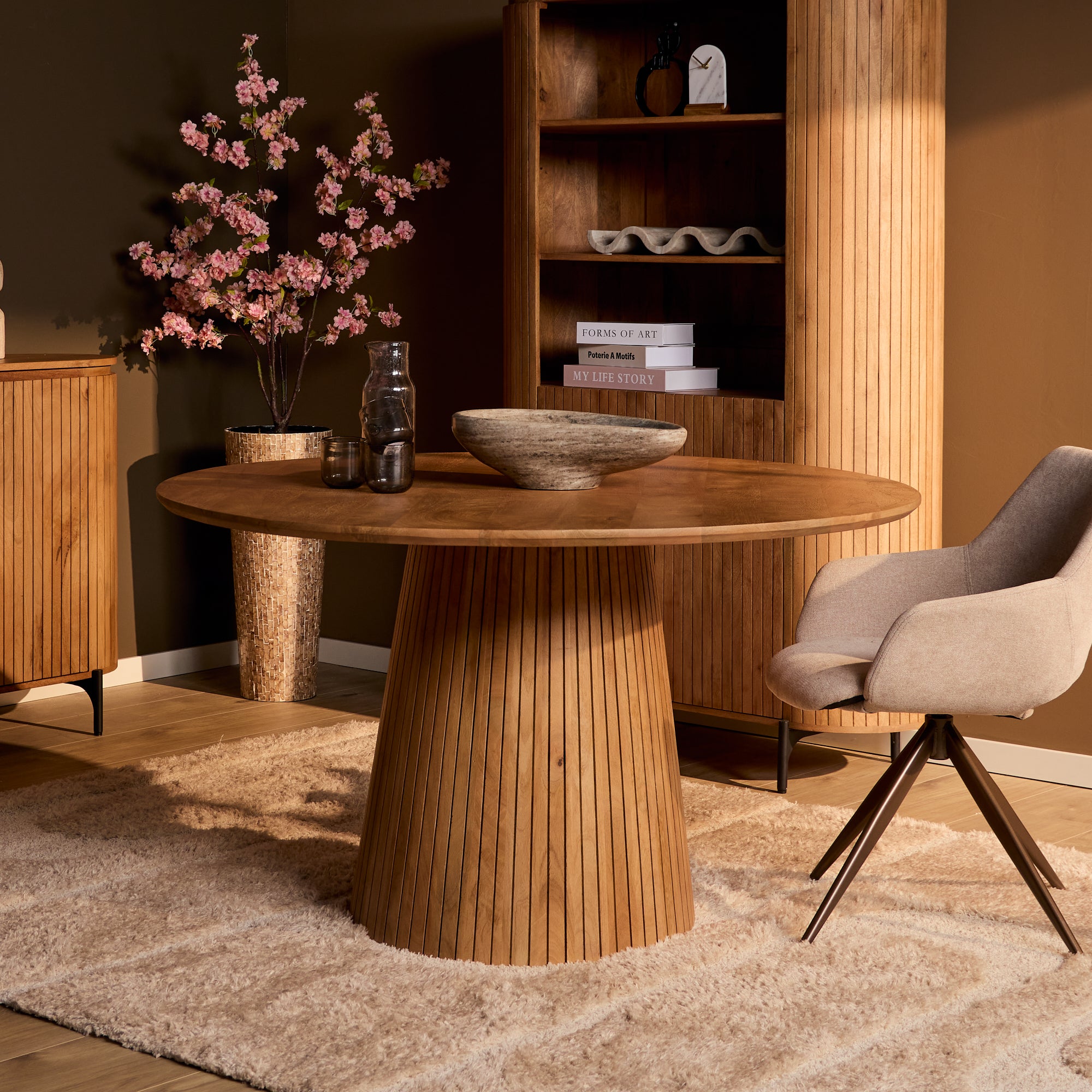 Esstisch Sole Natur rund 150x150x76 cm – Naturfarbenes Design mit vertikalem Lattenmuster & stilvoller Standfuß