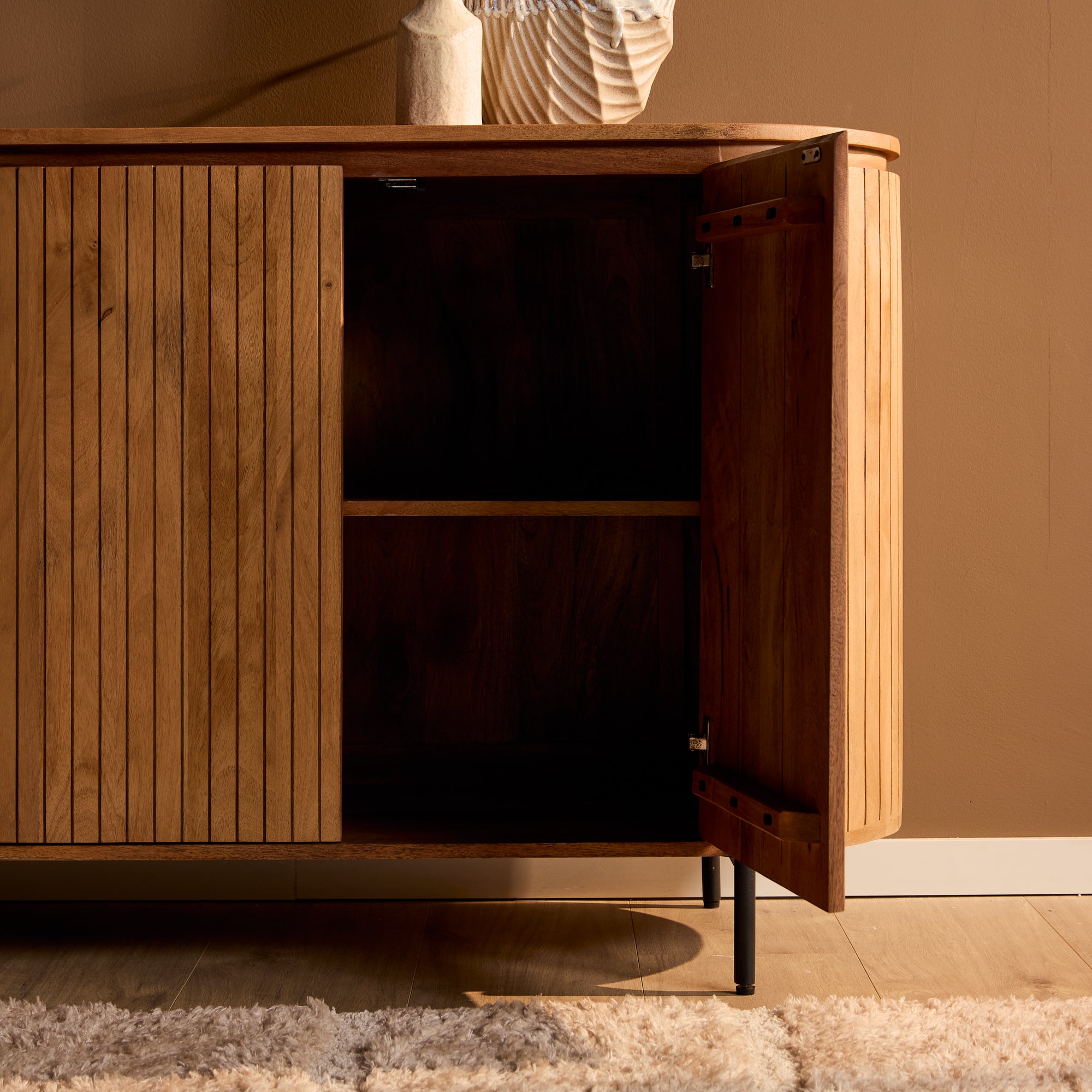 Sideboard Sole Natur – Massives Mangoholz mit Lamellentüren, 165 x 45 x 90 cm, modernes Aufbewahrungsmöbel